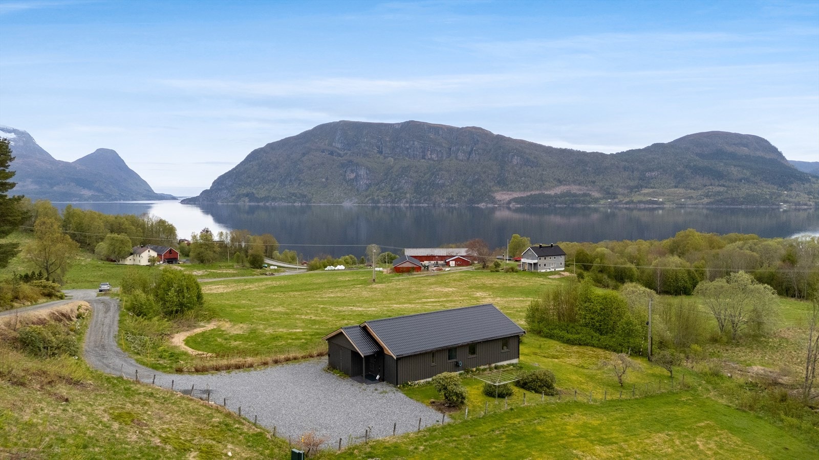 Fra eiendommen er det fantastisk utsikt utover Arasvikfjorden og fjellene omkring. Galleribilde