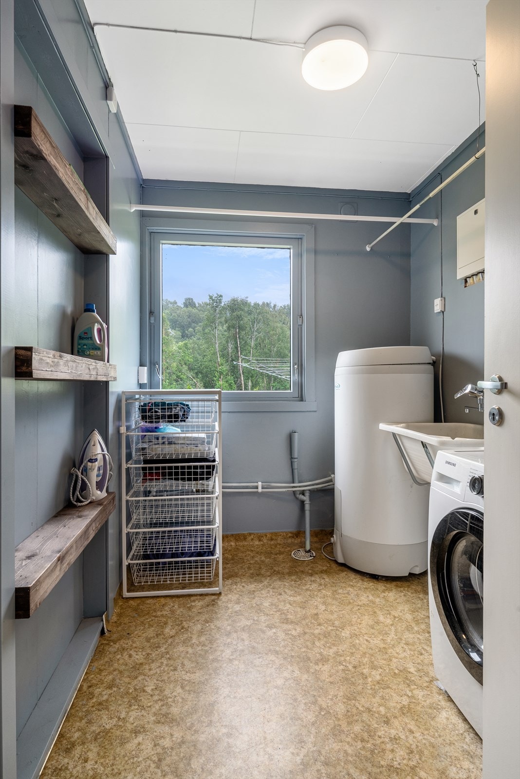 Huset har eget vaskerom som ligger like ved badet. Her er det innredet med vaskekum, opplegg for vaskemaskin, varmtvannsbereder, vannfordelingsskap og hovedstoppekrane. Rommet har oppgraderingsbehov, se tilstandsrapport for mer informasjon. Galleribilde