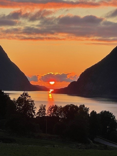 Selgers egne bilder viser solnedgangen og omgivelsene rundt. Galleribilde