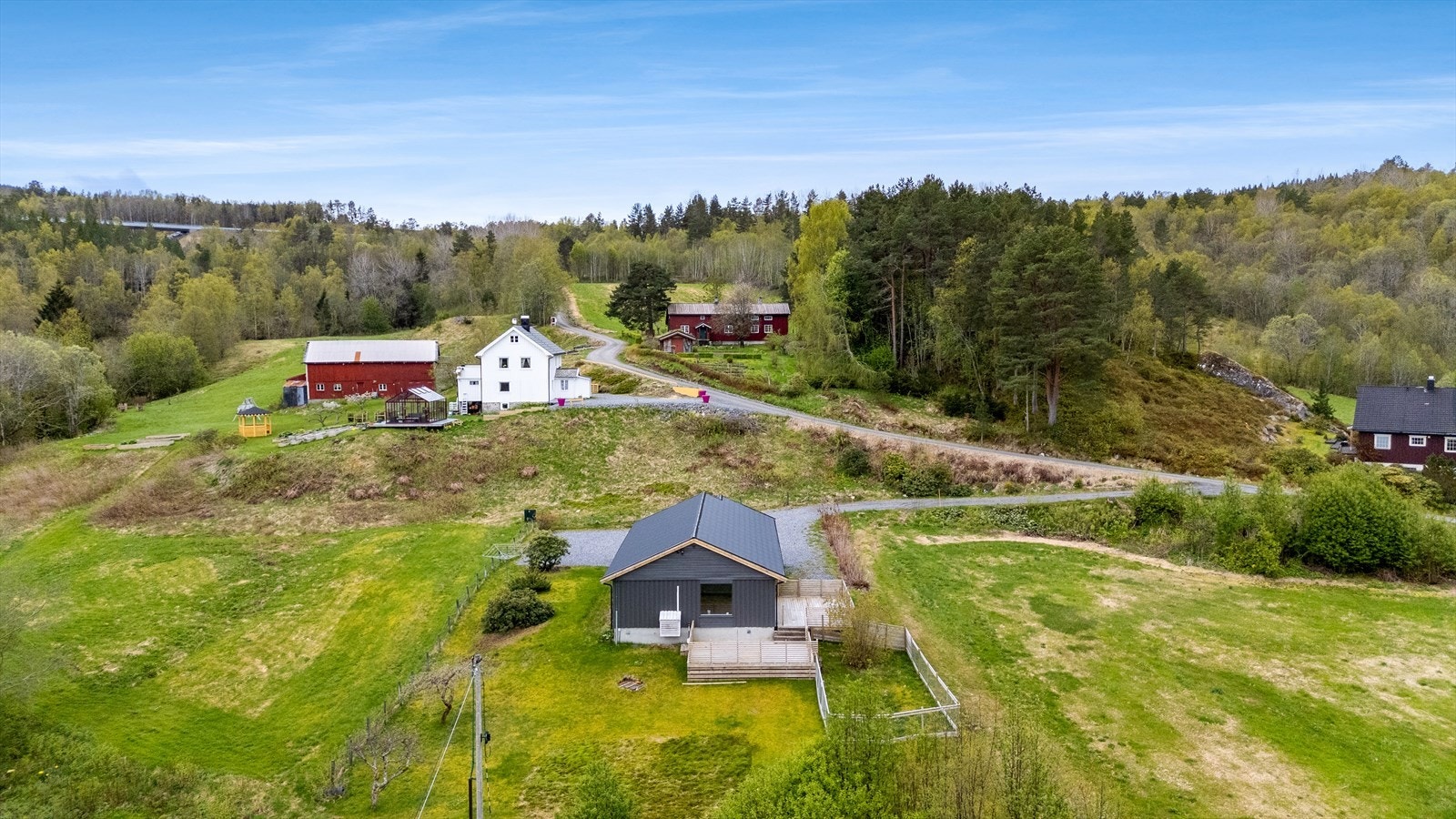 Det er kort vei til Valsøya hvor det er klatrepark, campingplass og restaurant. I Valsøyfjord er det Geitbåtmuseum og Bunnprisbutikk. Bunnprisbutikken har tankanlegg for både bil og båt. Galleribilde