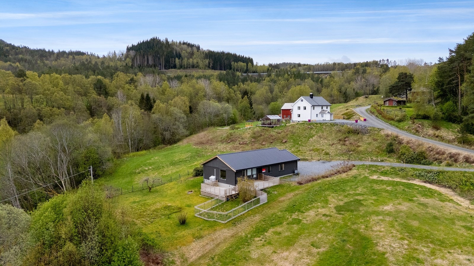 Det er kun 7 minutter kjøring til Liabø hvor det er dagligvarebutikk, bank, byggevareforretning, frisør, kafè, svømmehall og skole med flott uteområde. Galleribilde