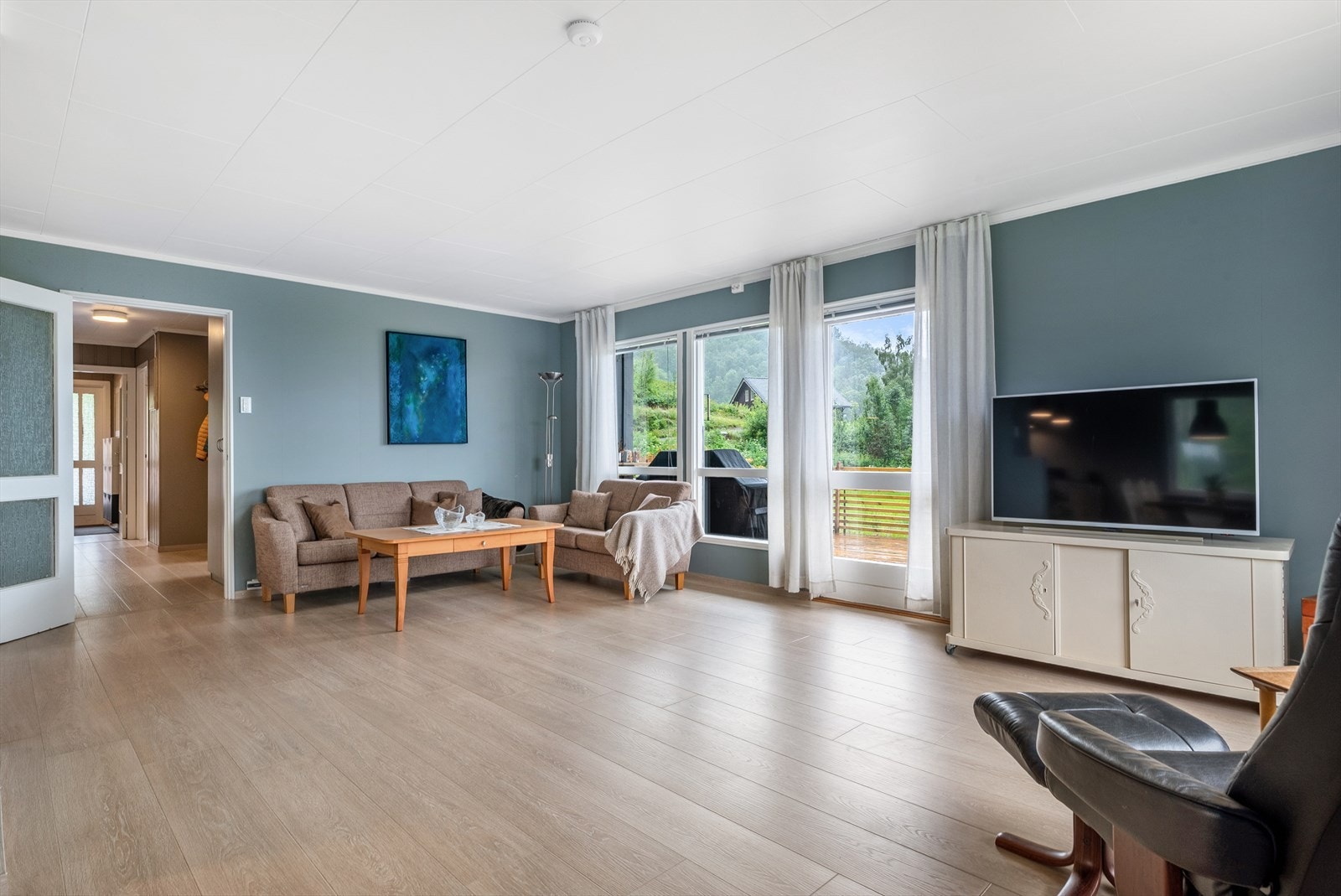 Fra stua er det utgang til terrassen og hagen. Galleribilde