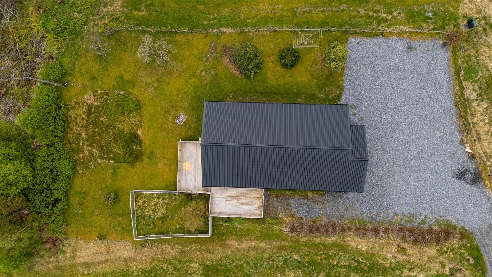 Uteområdet er pent opparbeidet med hage og romslige terrasser. Taket ble byttet i 2024. Galleribilde