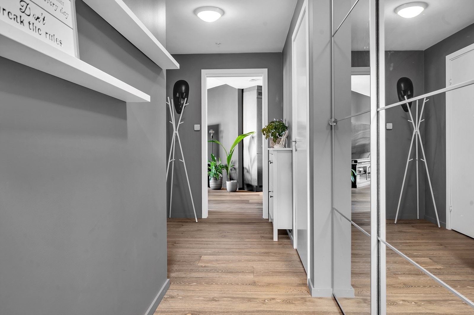 Gang/entrè med god plass til å henge av seg ytterklær. Galleribilde