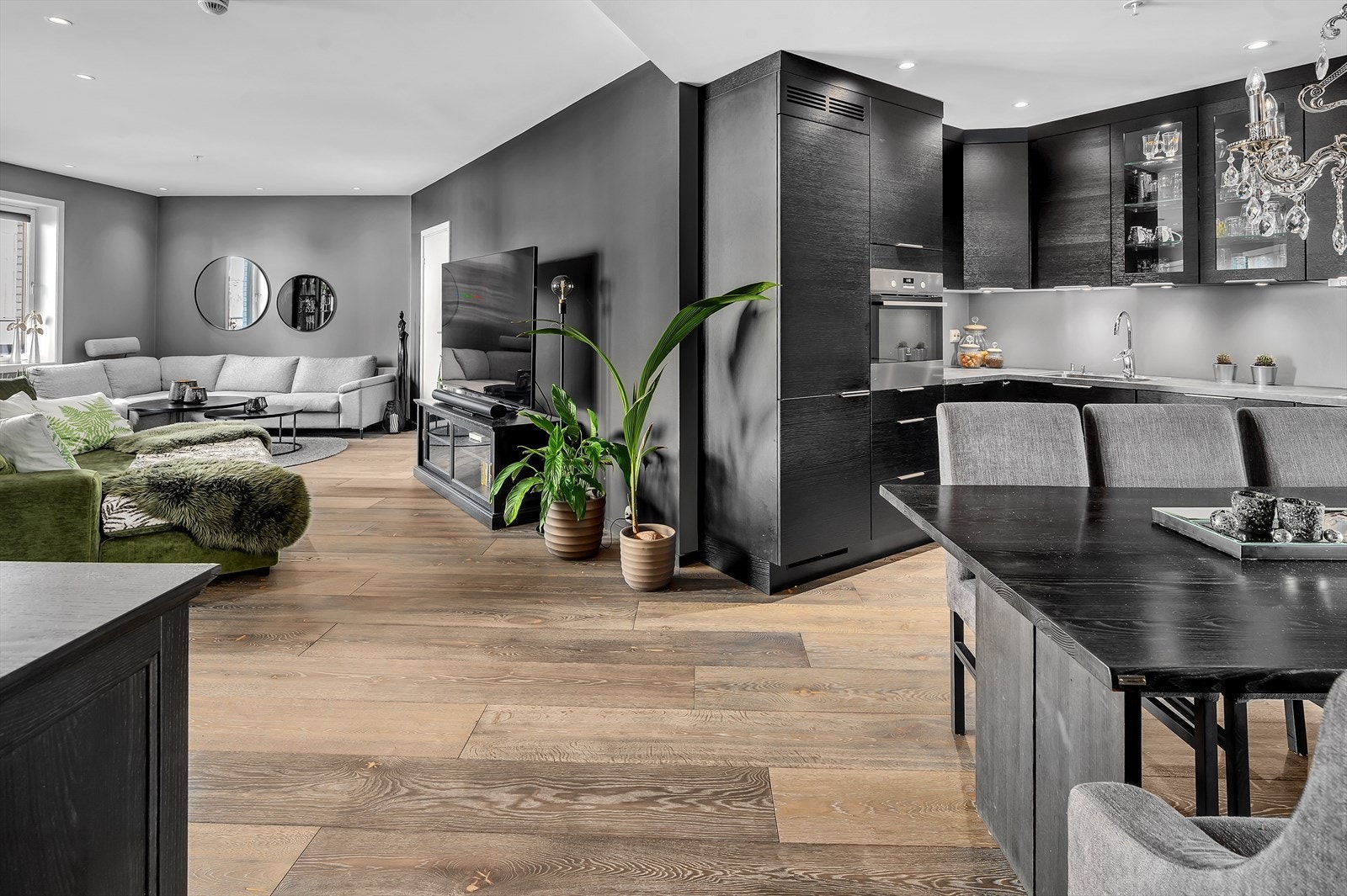 Stuen er åpen mot flott kjøkken fra Strai med integrerte hvitevarer. Galleribilde