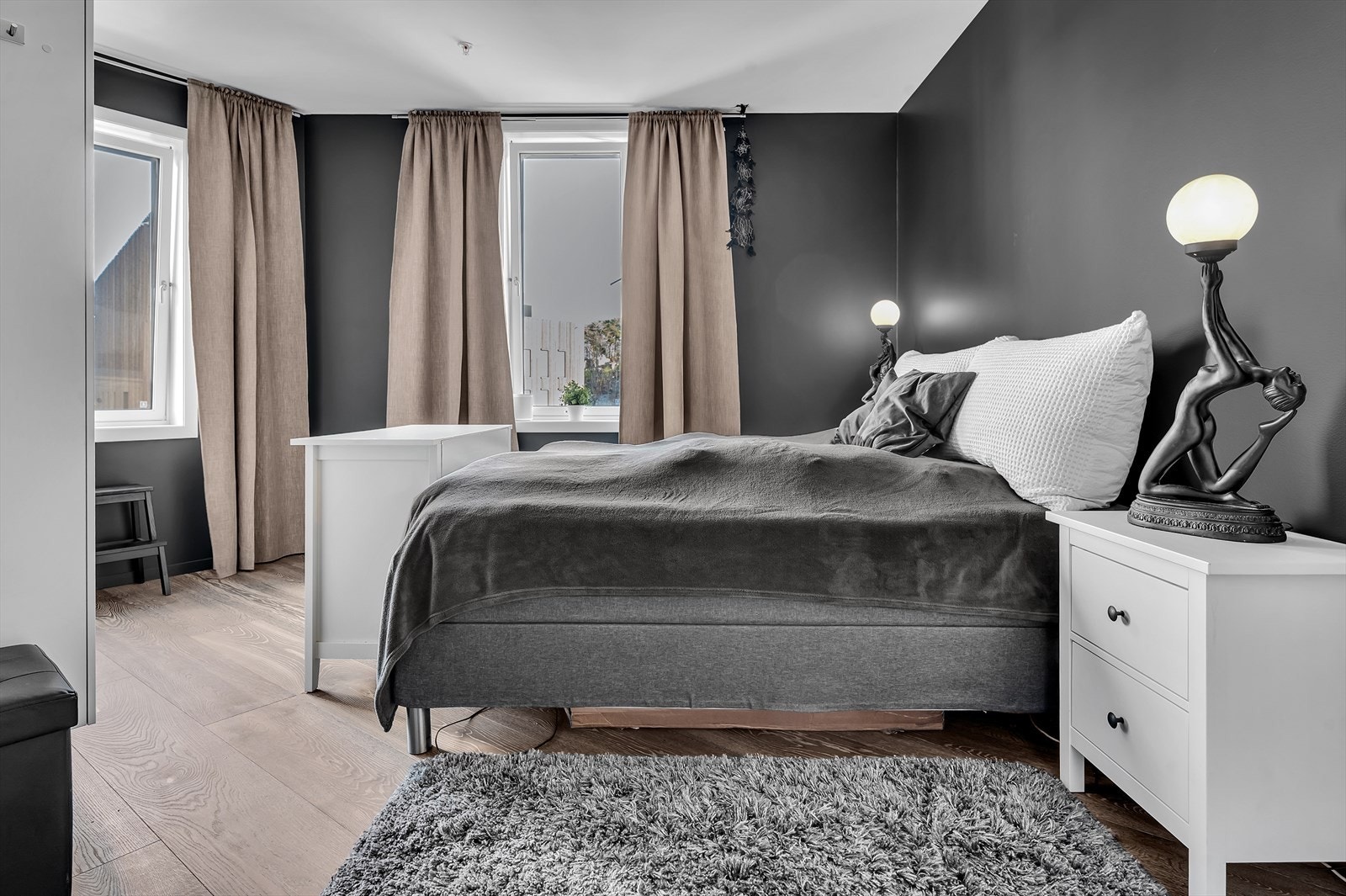 Hovedsoverom med plass til dobbeltseng og klesskap. Galleribilde