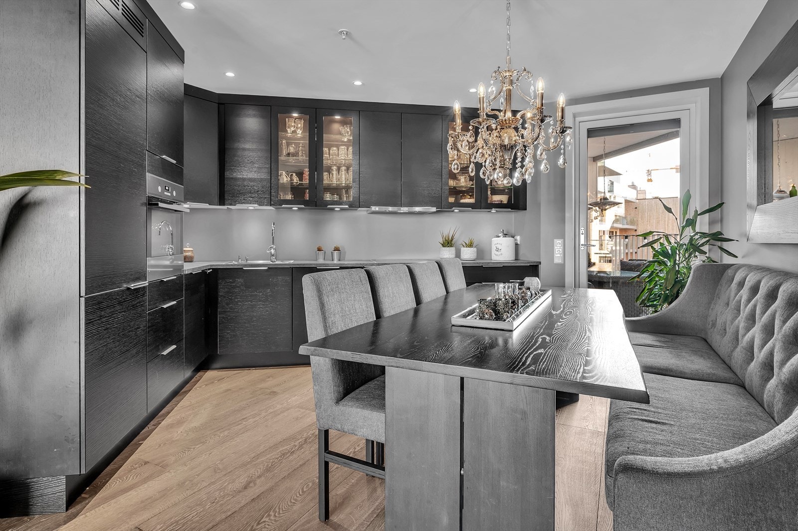 Flott kjøkken med mørke fronter. Godt med skap og benkeplass. Galleribilde