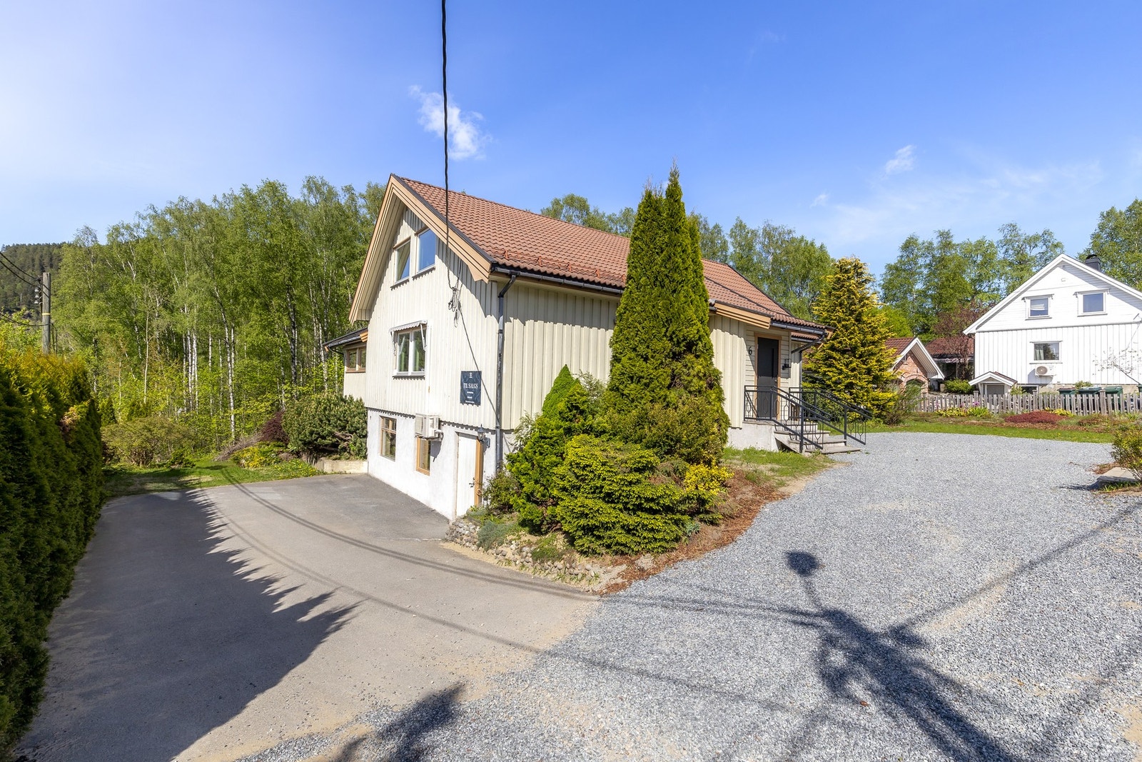 Romslig gårdsplass Galleribilde