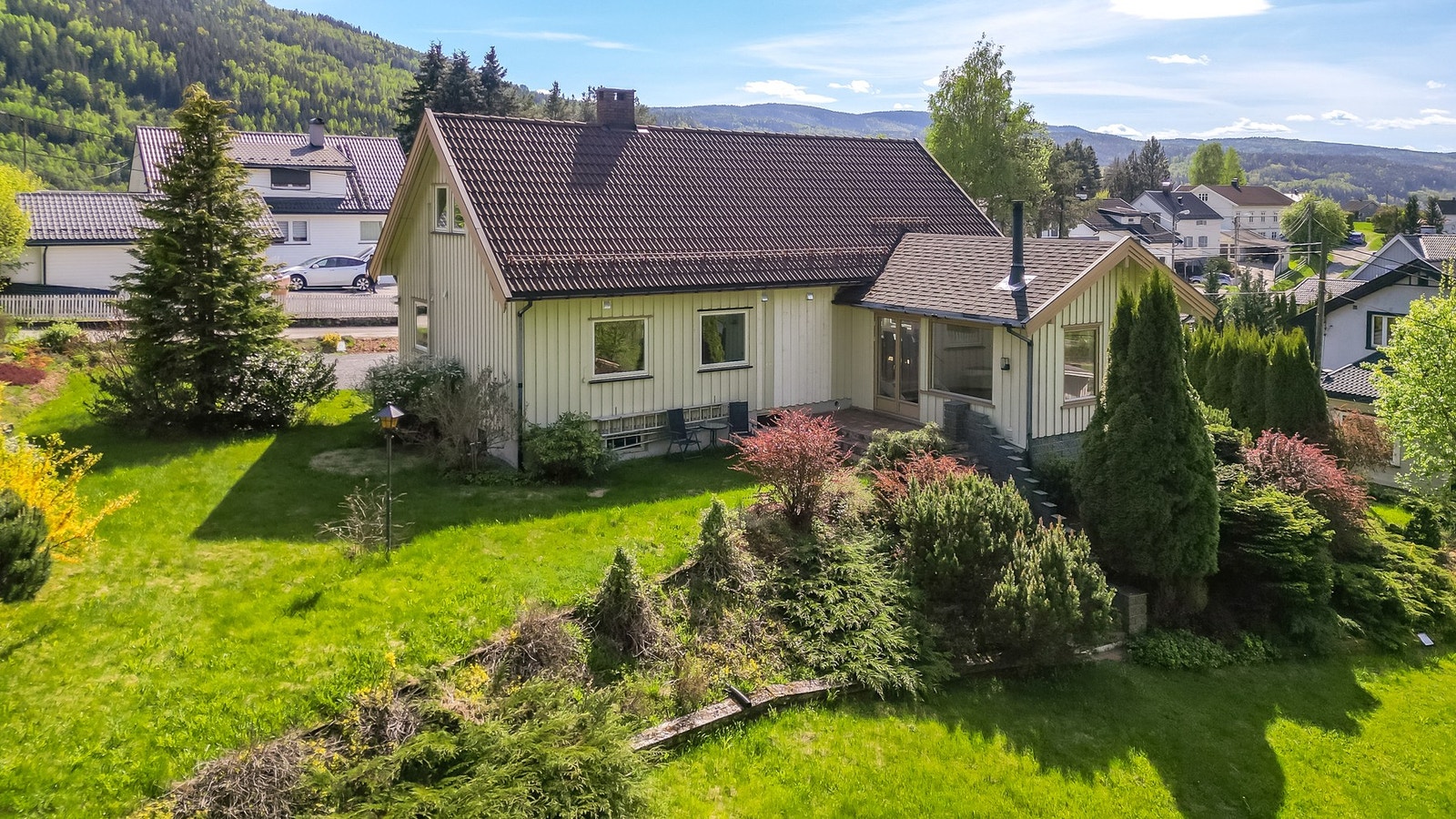 Innholdsrik enebolig med godkjent hybel og kjeller godkjent for innredning Galleribilde