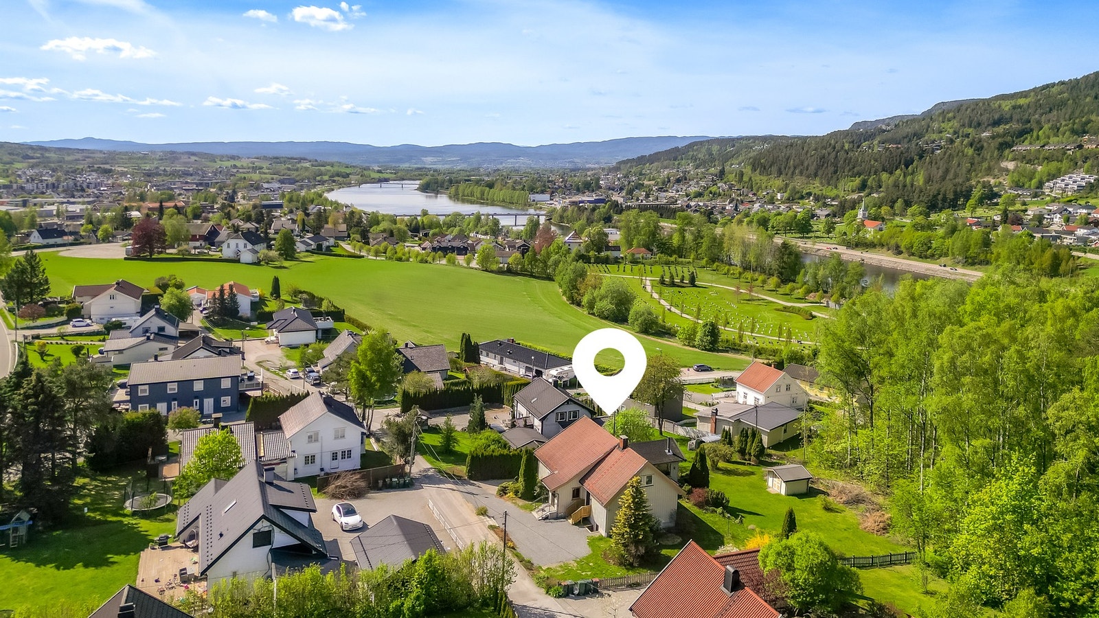 Det er kort vei til Mjøndalen sentrum med togstasjon, dagligvare og "alt" en trenger i hverdagen Galleribilde