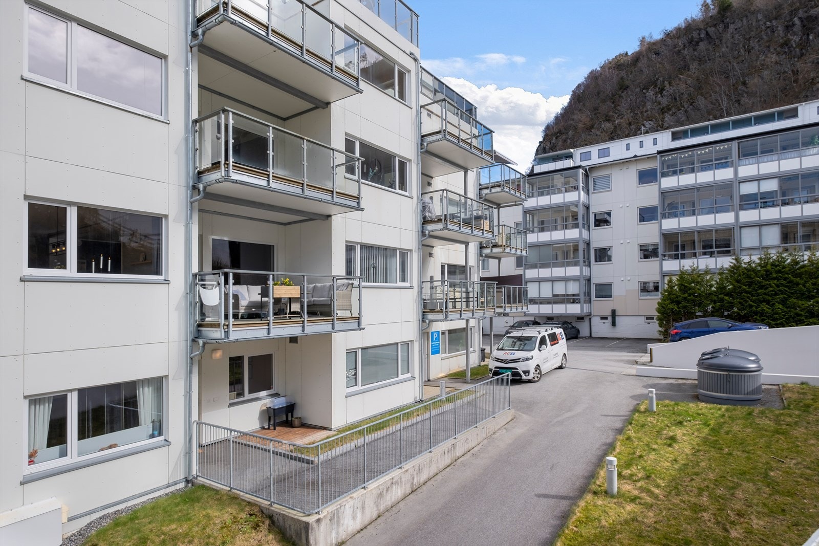 Det er soneparkering i gate. Muligheter for leie av parkeringsplass Galleribilde