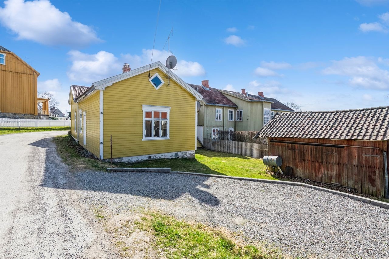 Både enebolig og uthus er SEFRAK-registrert som kulturminne Galleribilde