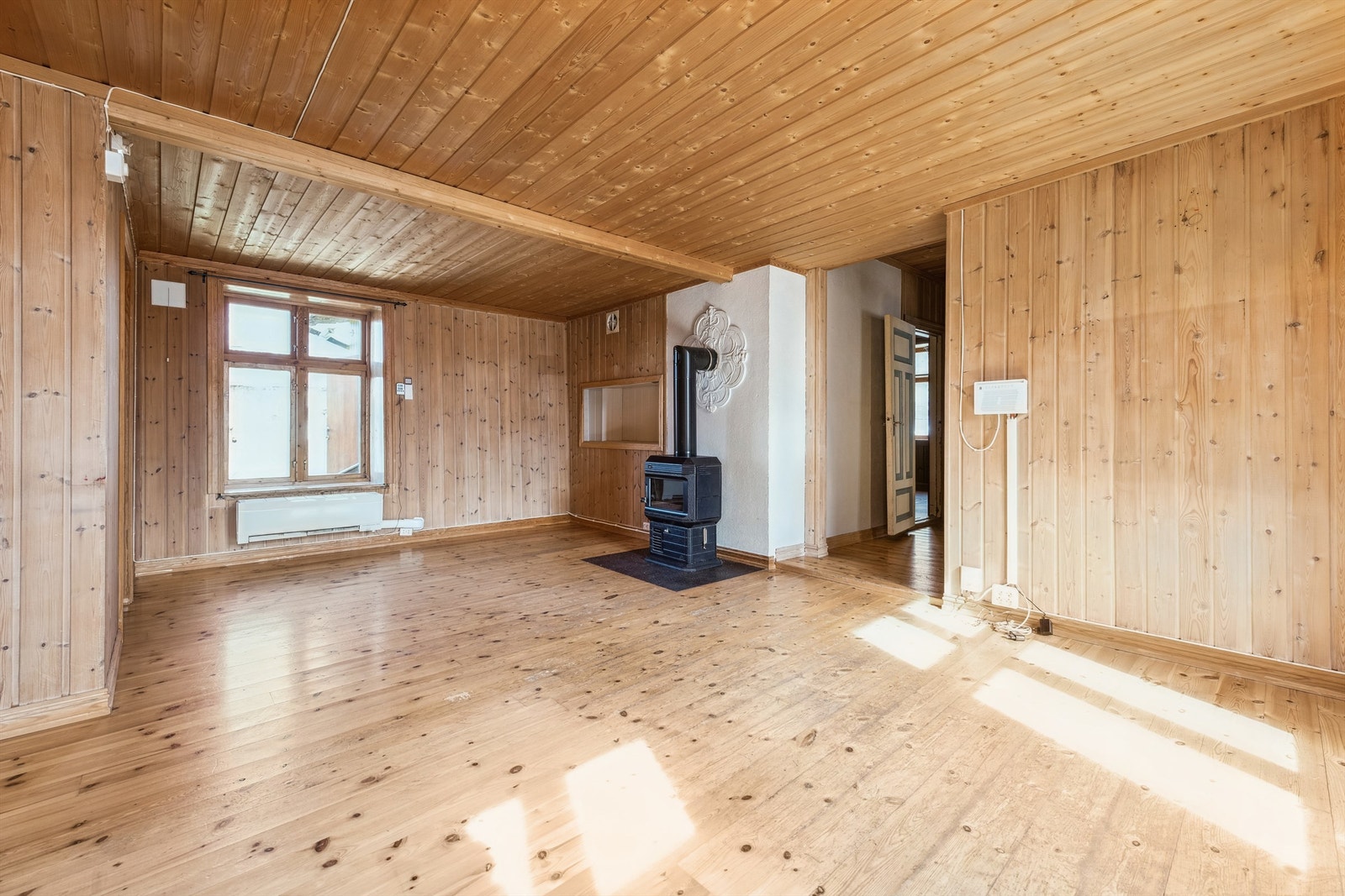 Stue - Boligens oppvarming er med elektrisitet, varmepumpe og vedfyring Galleribilde