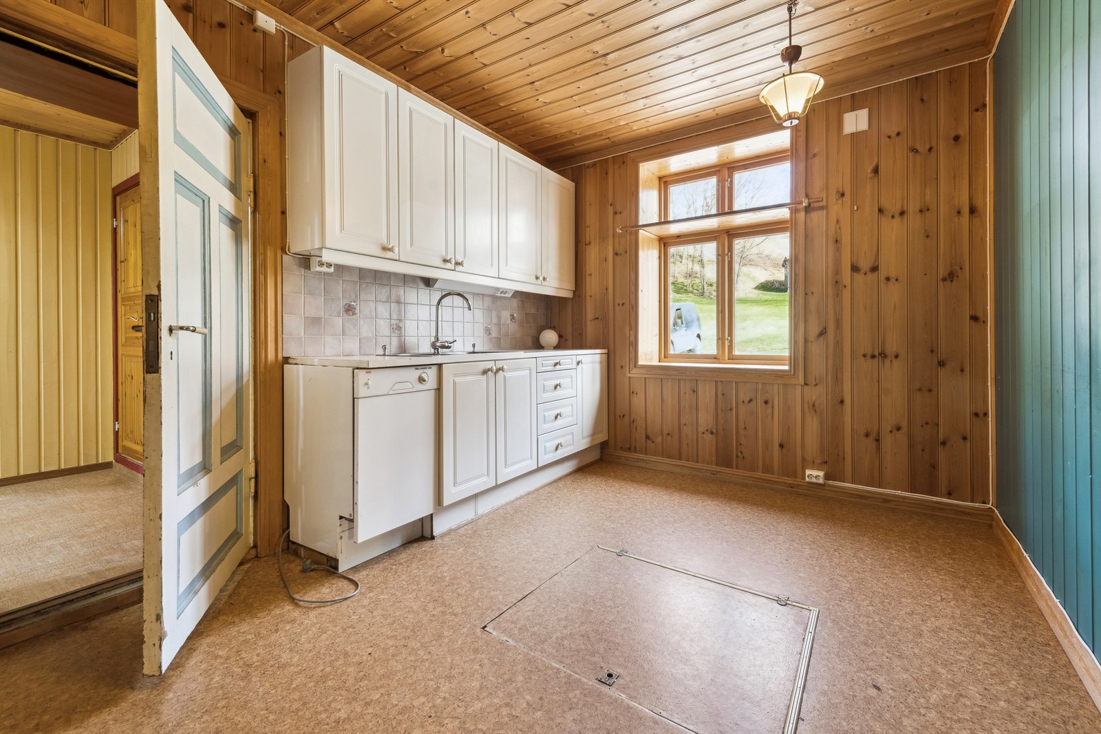 Kjøkken har også adkomst via gang og dør fra baksiden av huset Galleribilde