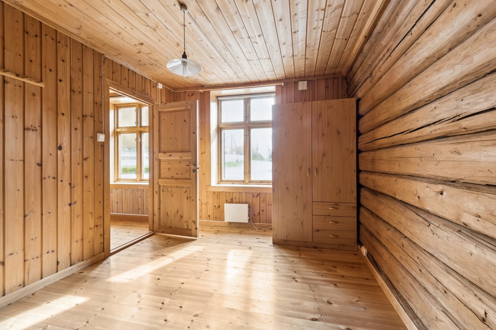 Soverom innenfor stue i hoveddel - Tømmerveggen er skillevegg mot nabobolig, og er ikke utformet som en egen branncelle Galleribilde