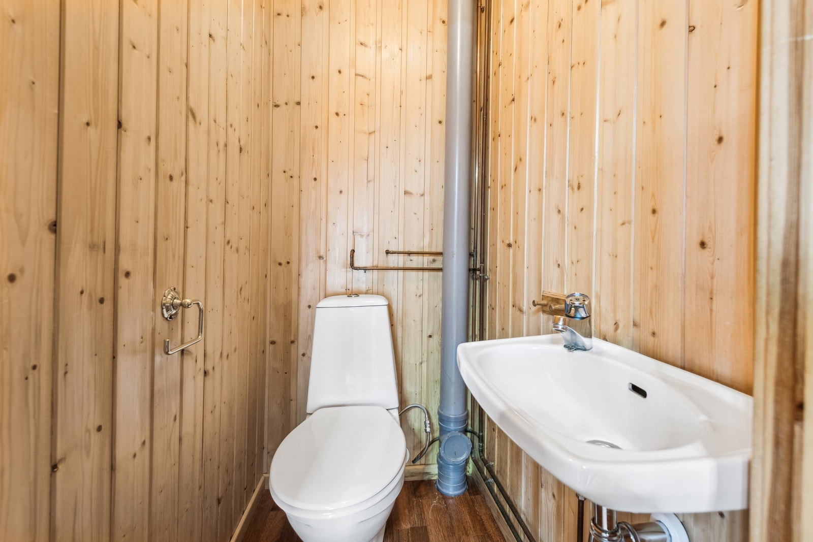 Toalettrom ligger vegg-i-vegg med bad Galleribilde