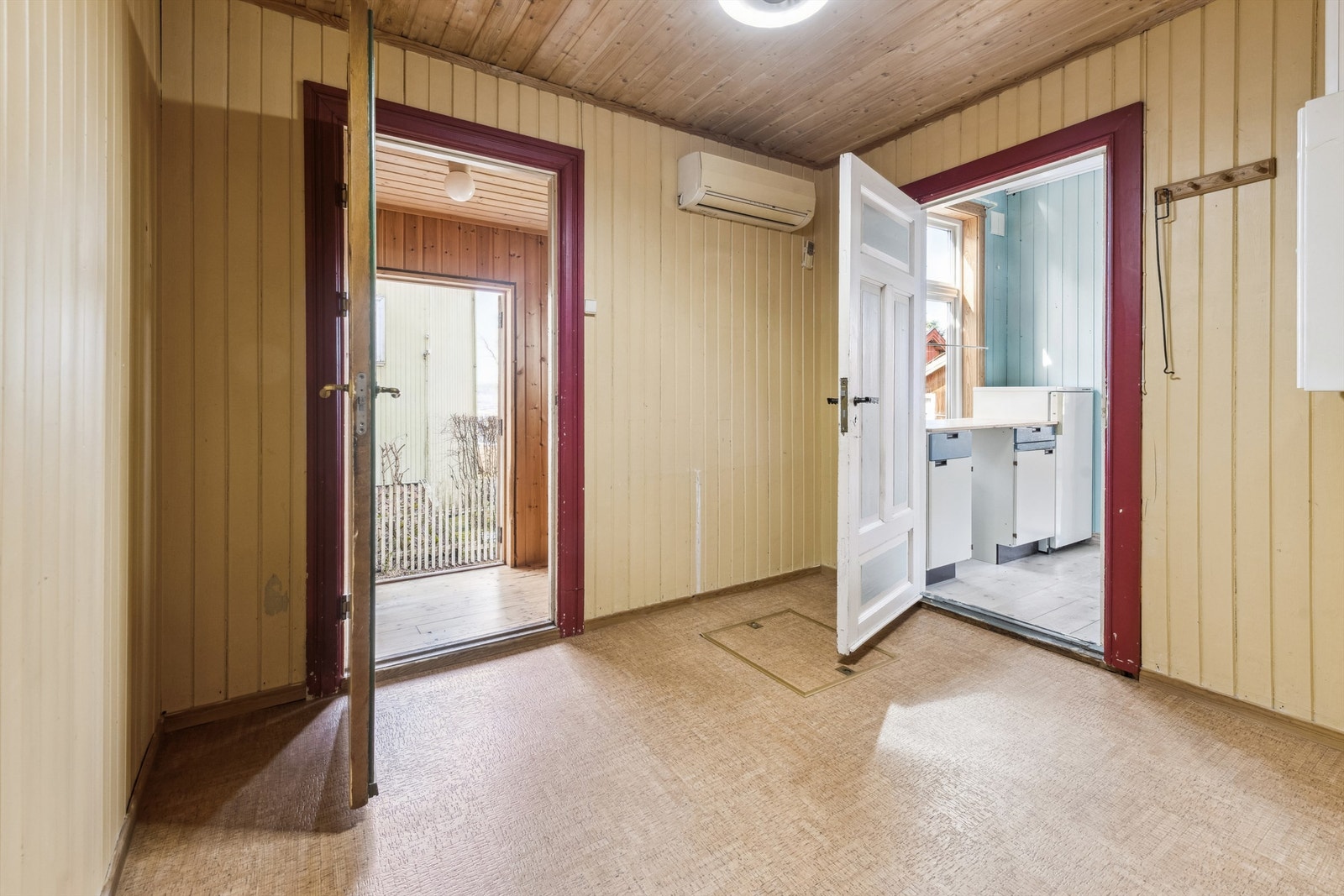 Entré mellom hovedkjøkken og "hybeldel" - Fra rommet er det også adkomst til bad og toalettrom Galleribilde