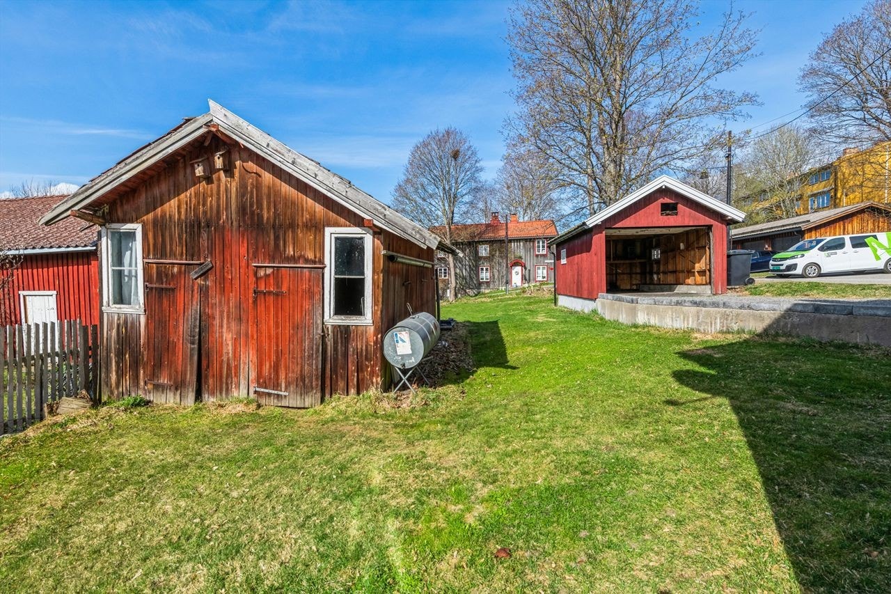 Uthuset er også SEFRAK-registrert - Fungerer til lager for fyringsved Galleribilde