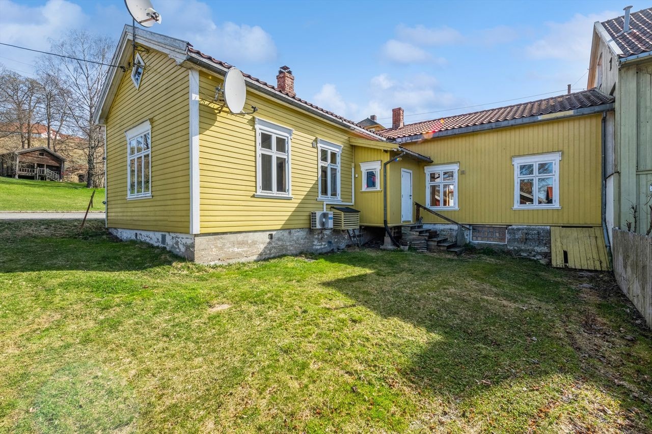 Boligen er oppført med vinkel, og er sammenhengende med nabobolig Galleribilde