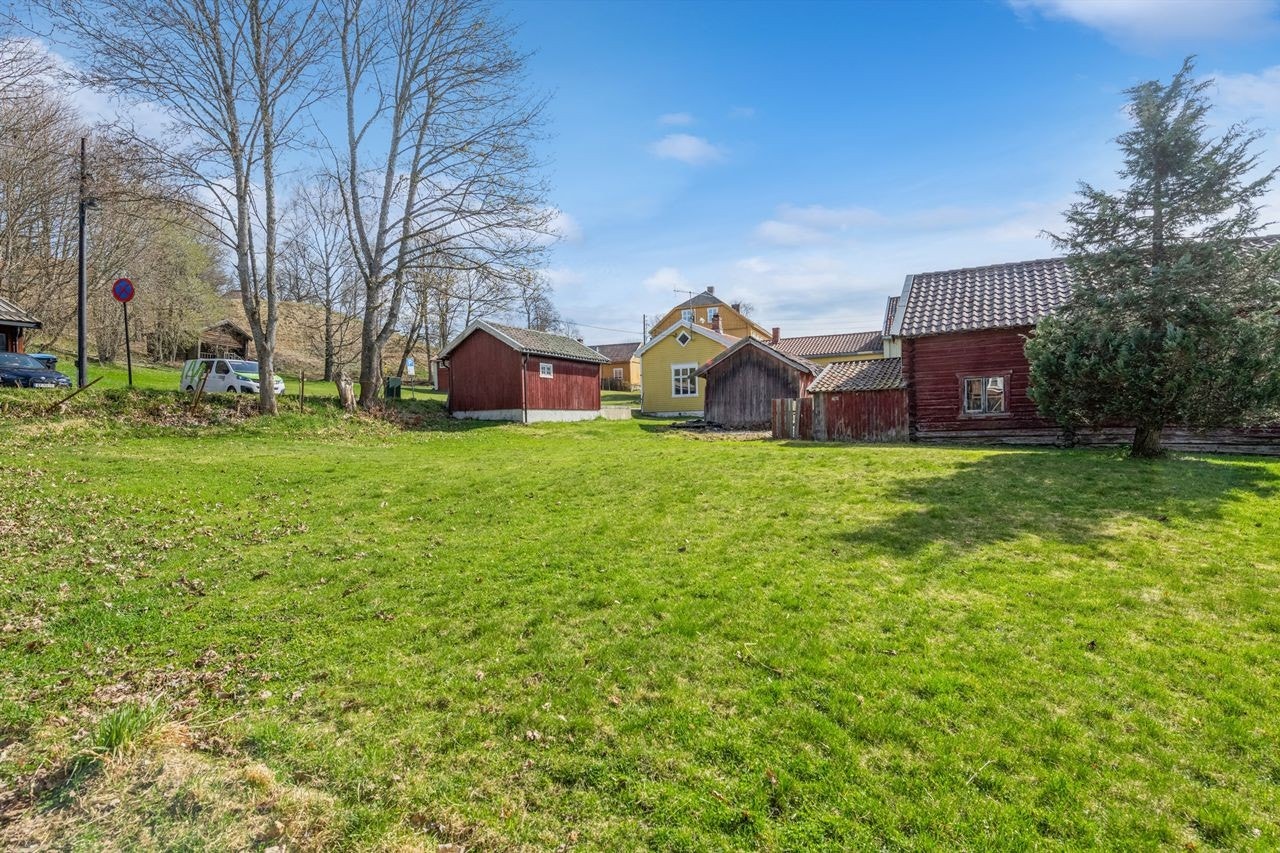 Romslig eiendom på drøye 0,9 mål - God boltreplass for liten og for stor Galleribilde