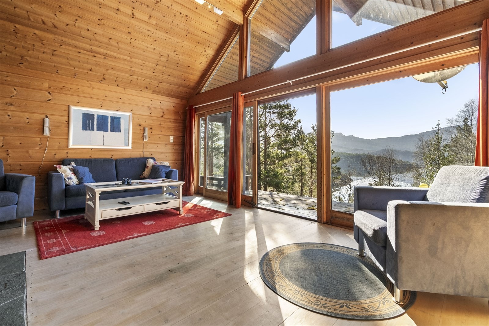 - Flere rom med god størrelse. 1. etasje på ca. 100m2 pluss loft på 16m2 - Galleribilde