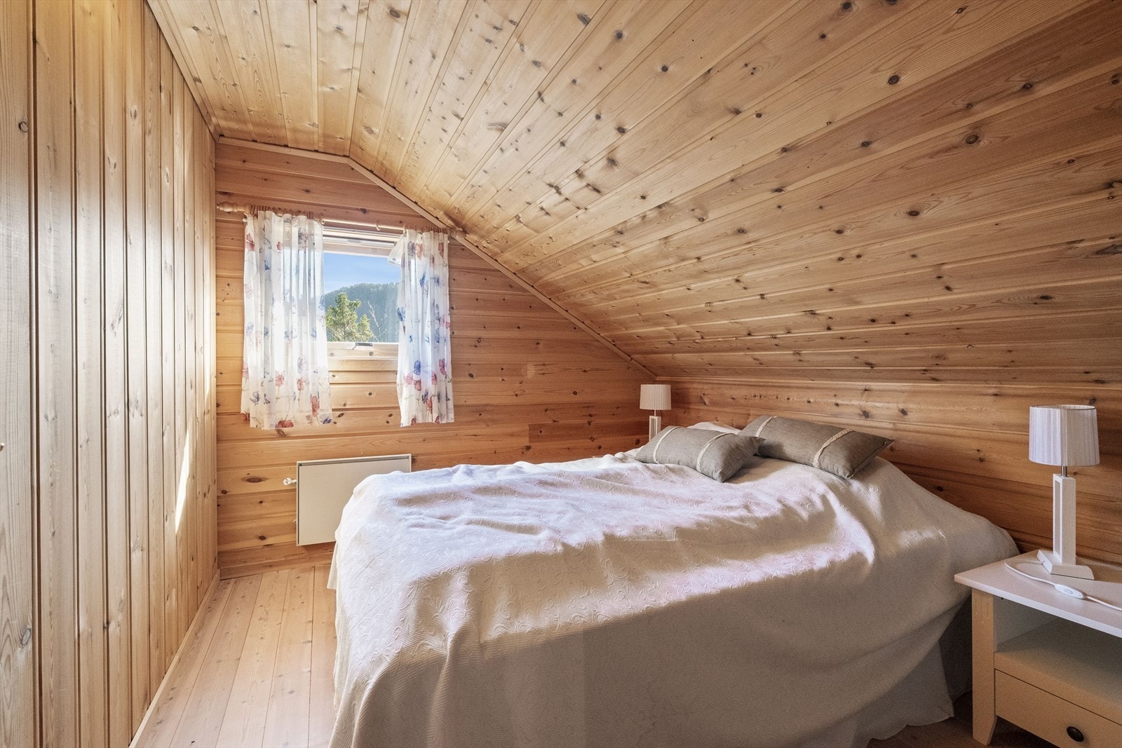 - Loftsrom 1 med vindu som ikke tilfredsstiller dagens krav til rømning - Galleribilde