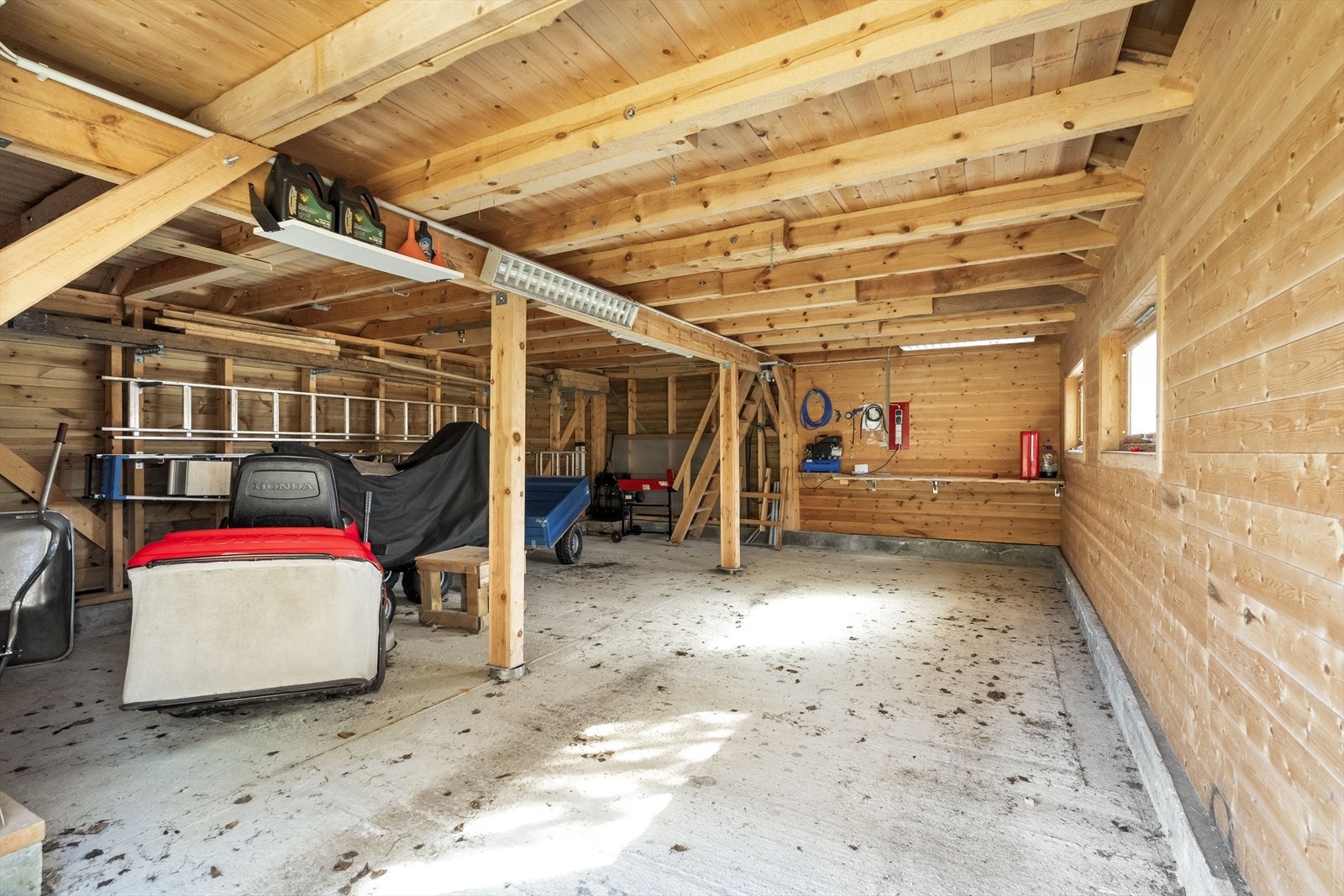 - Garasje - med tilkomst til innvendig hems for ekstra oppbevaring - Galleribilde