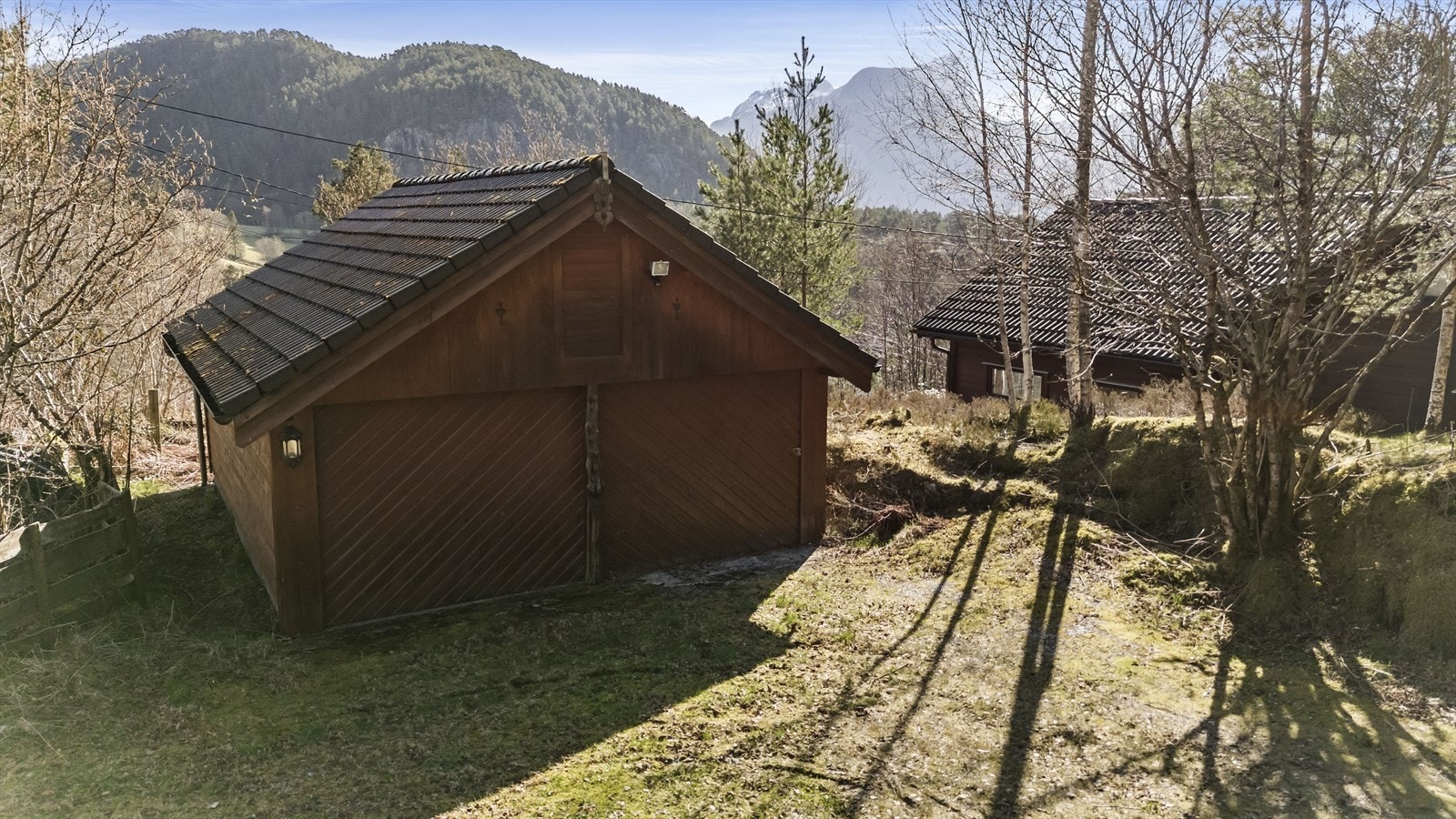 - Dobbelgarasje med hems for oppbevaring, bygget ca. 1997-1999. Ca 39m2 - Galleribilde