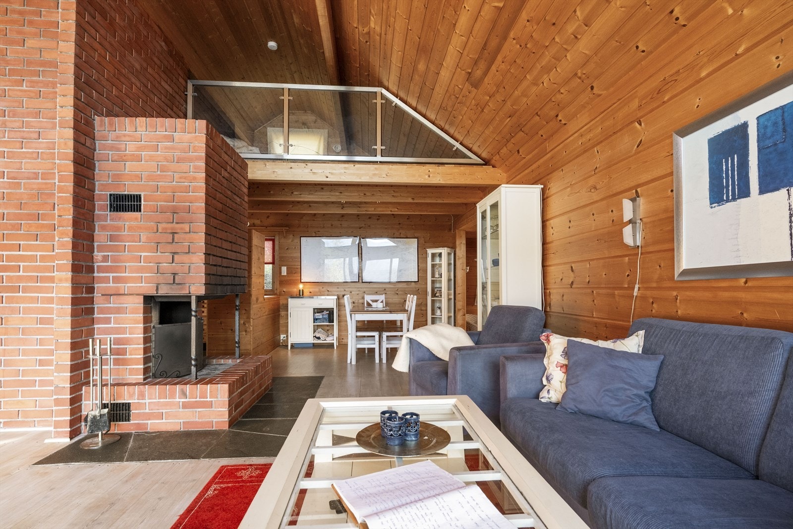 - Boligen har gjennomgående furu på gulv og vegger - Galleribilde