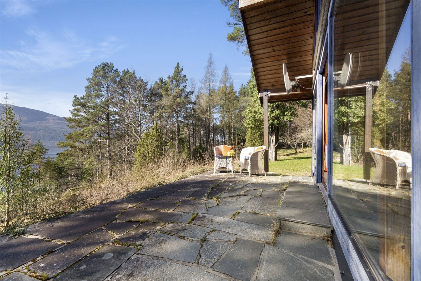 - Totalt opparbeidet uteplasser er på ca. 50m2 og ligger solrikt til med flott utsikt - Galleribilde