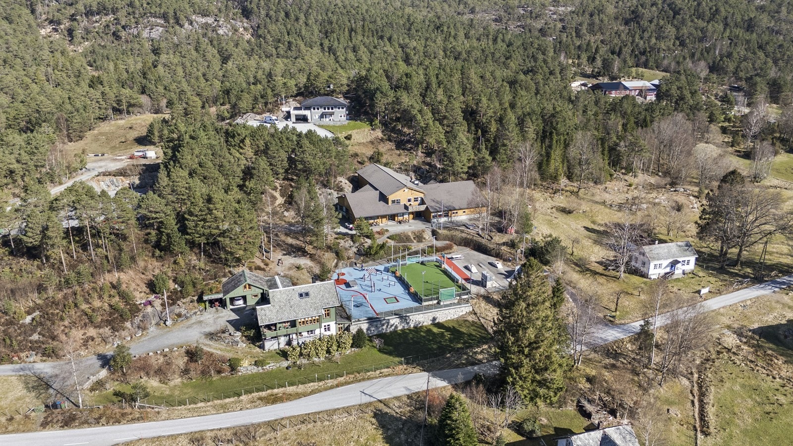 - Like ved ligger tidligere skole, nå grendahus med flott opparbeidet lekeplass og ballbane - Galleribilde