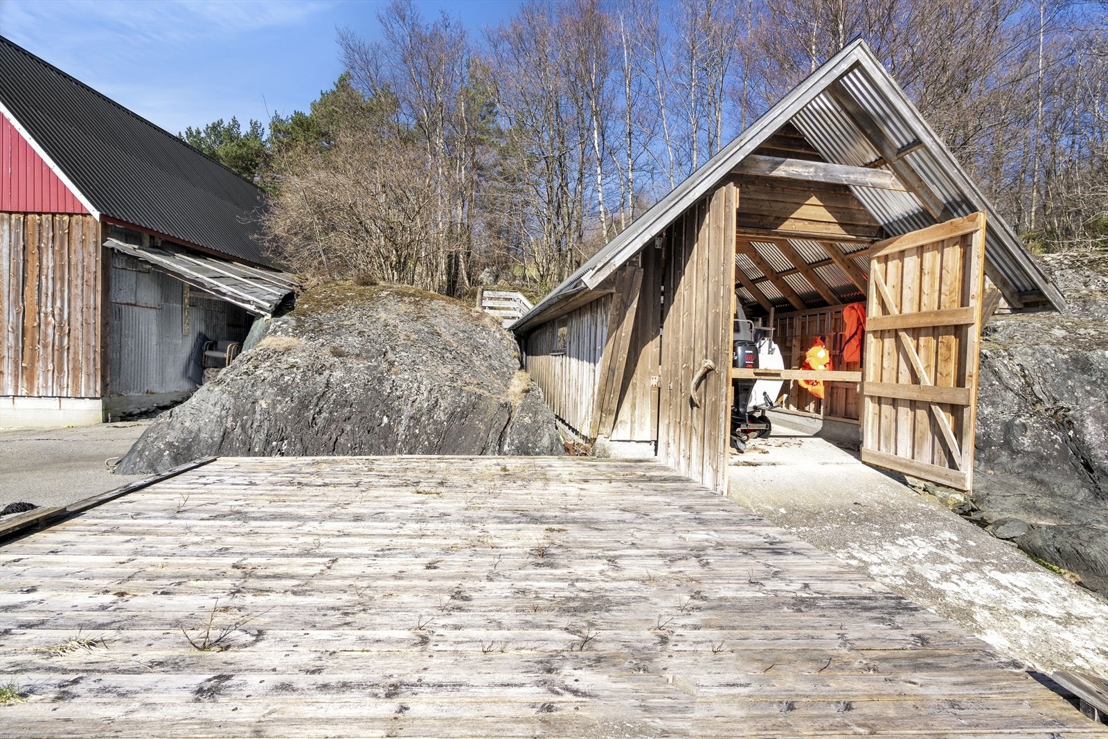 - Lunt og fint, badebrygge og god plass til opphold - Galleribilde