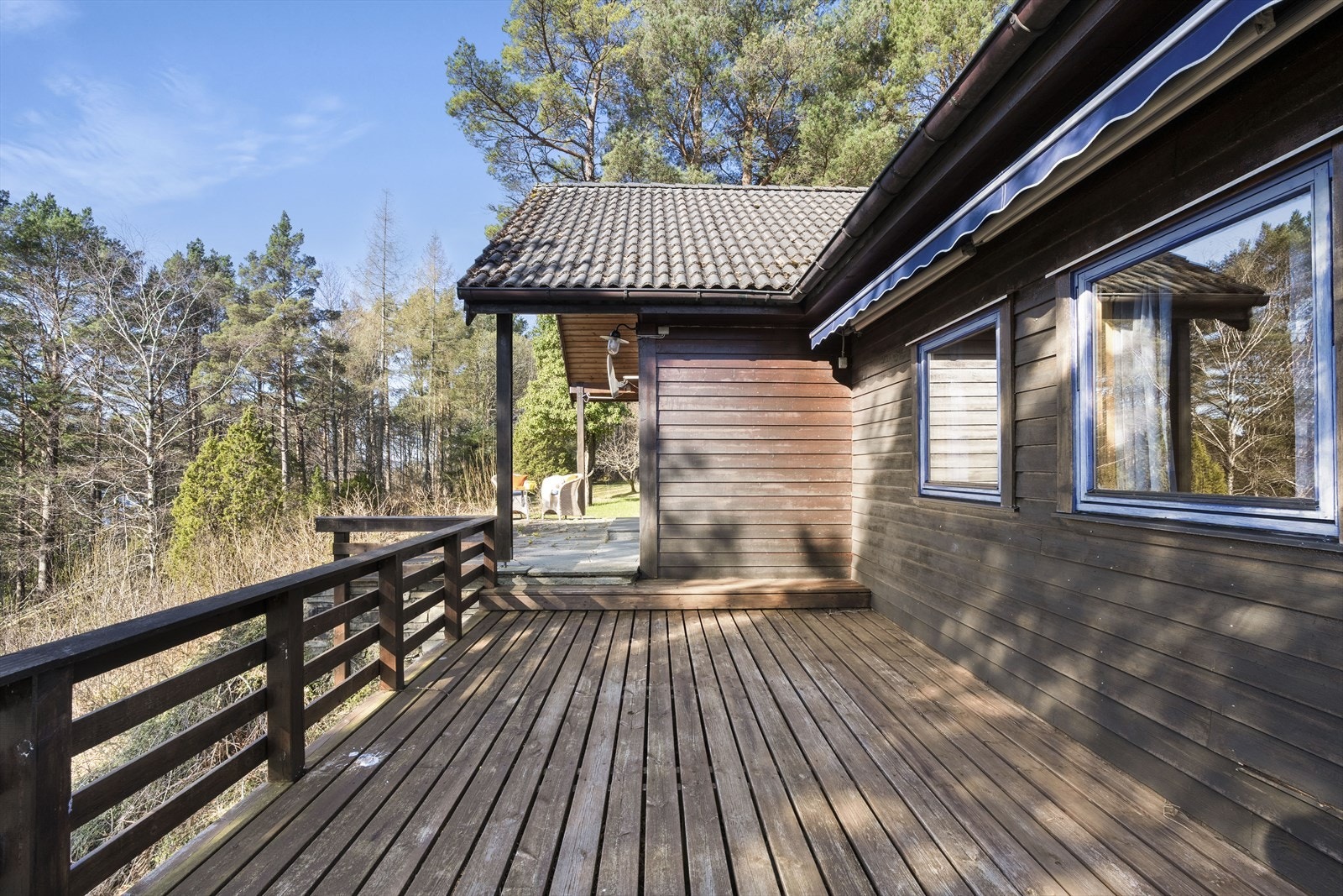 - Stor og romslig tomt på 3,3 mål med uthus og garasje - Galleribilde