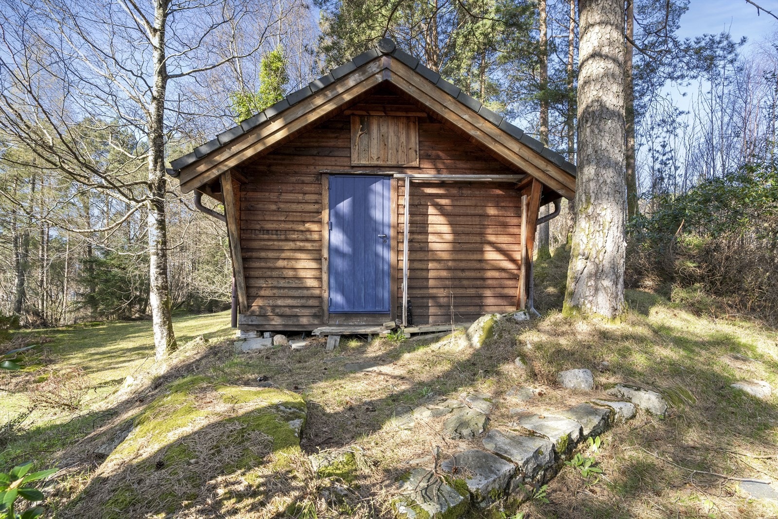 - Uthus beliggende rett utenfor boligen - Galleribilde