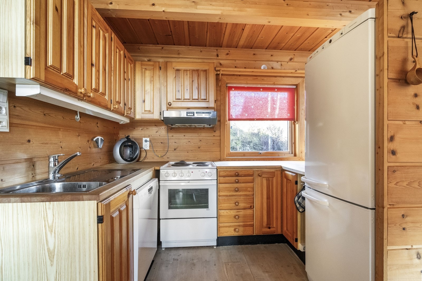 - Kjøkken har innredning med fronter av furu og benkeplate av heltre - Galleribilde