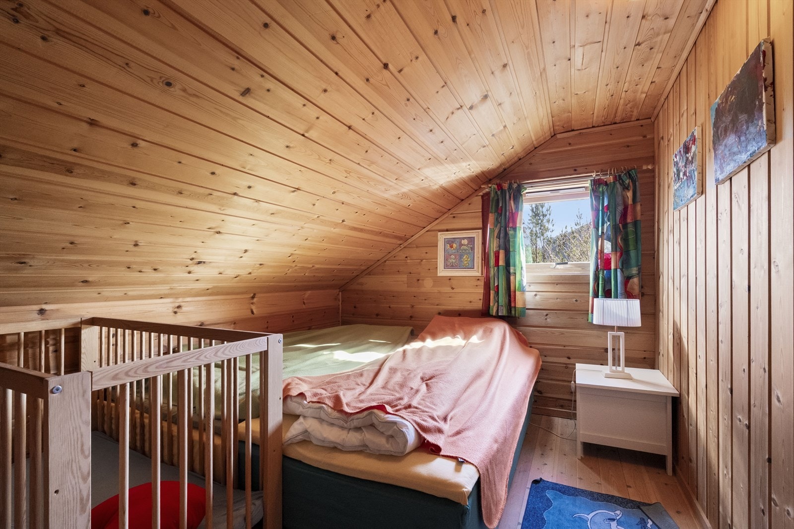 - Loftsrom 2 med vindu som ikke tilfredsstiller dagens krav til rømning - Galleribilde