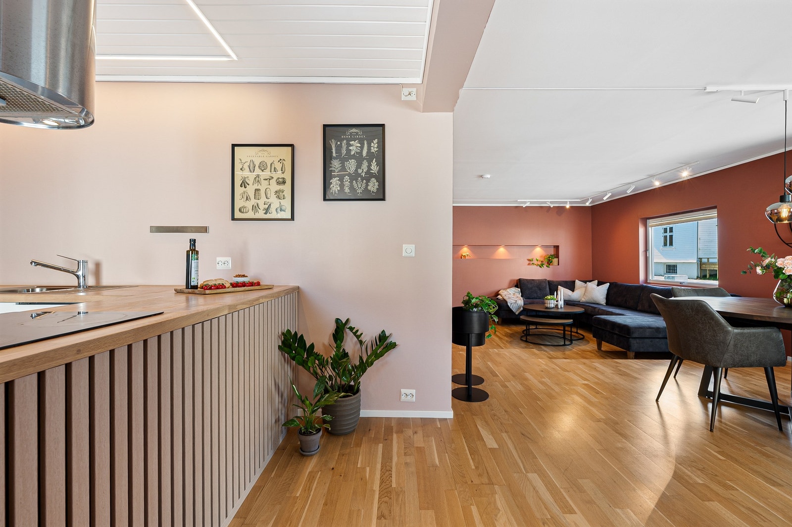 Kjøkkenet ligger i en delvis åpen løsning, samtidig som noe skjult fra stuen. Galleribilde