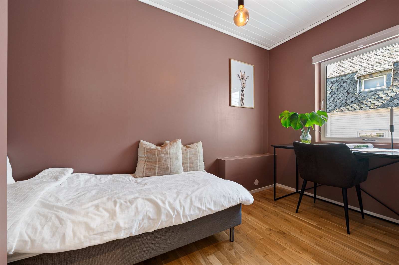 Soverom er malt i en fin rosa fargetone, som gir en lun og god romfølelse. Det er plass til større seng og det er også plass til skrivepult. Parkett på gulv. Galleribilde