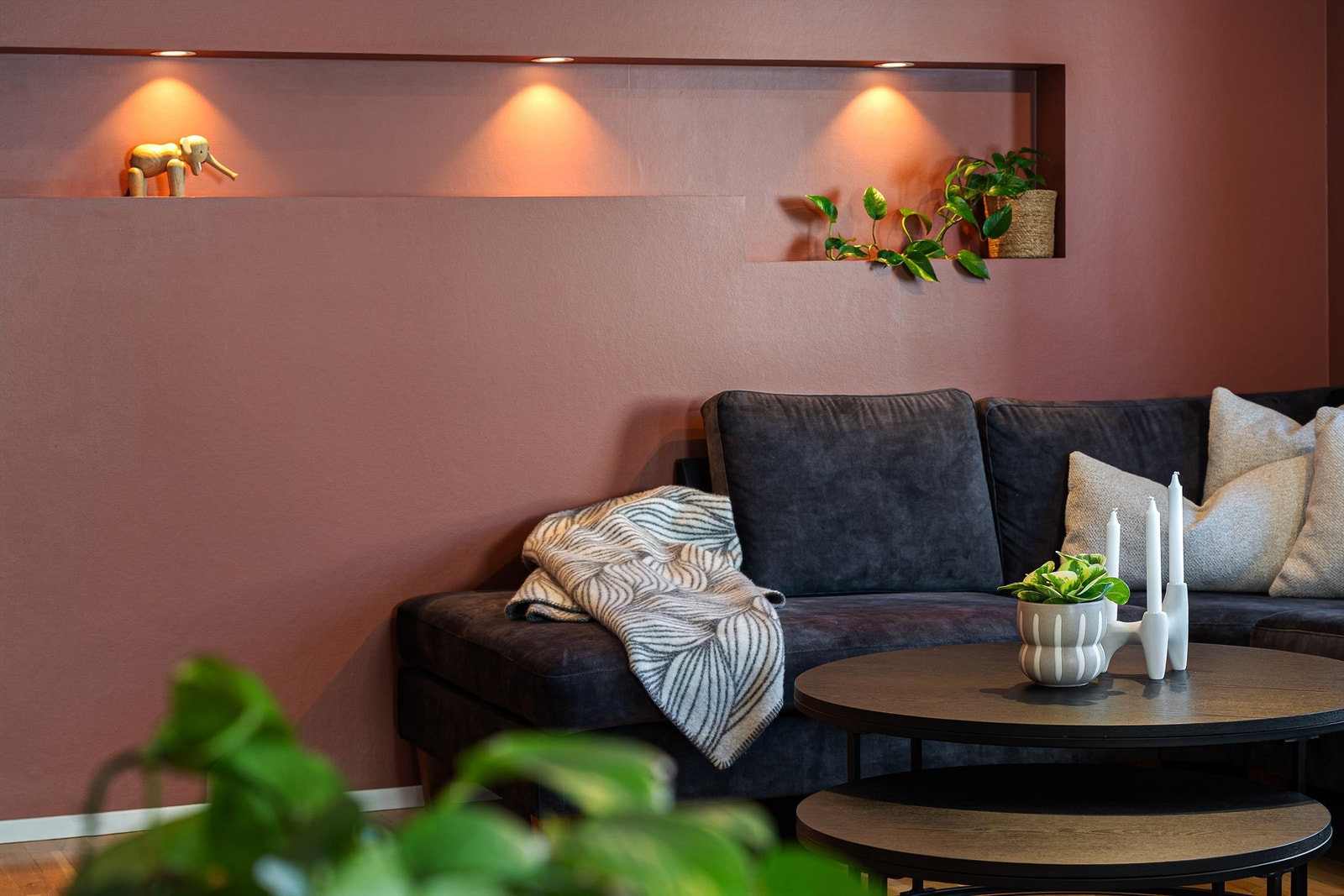 Innfelt lys i vegg i stue. Galleribilde