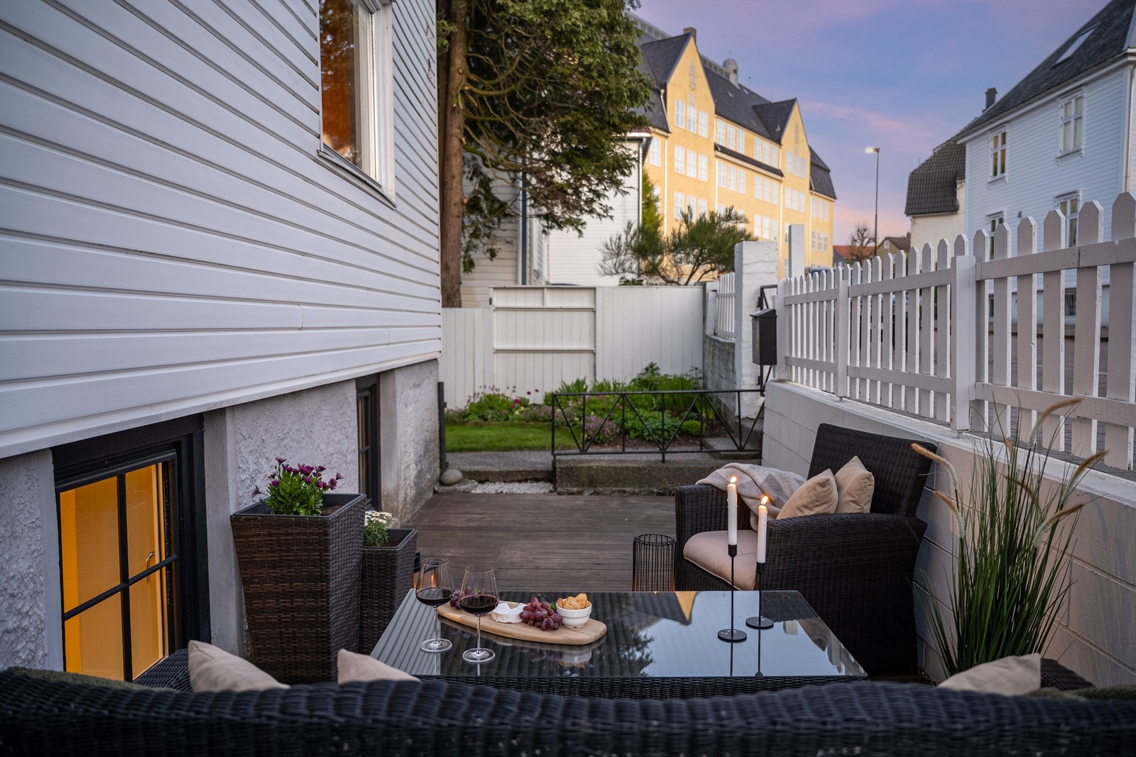 Boligen har store gode rom, egen terrasse mot vest i tillegg til felles hage og egen parkering på tomt. Galleribilde
