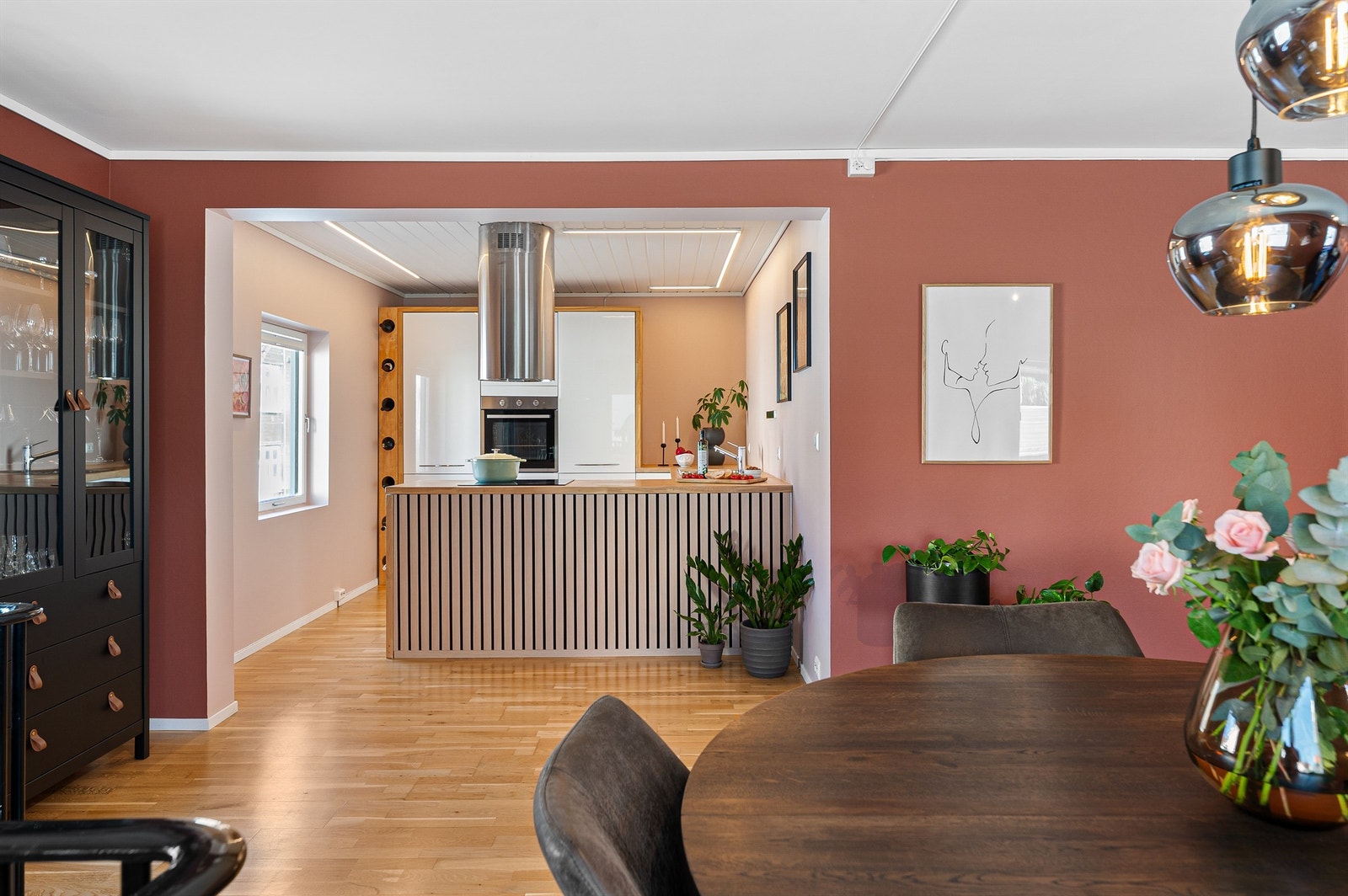 Avaldsnesgata 43 er en flott og oppgradert del av en tomannsbolig, og går over to plan.
Boligen har gjennomgående god standard, så her kan du flytte rett inn. Galleribilde