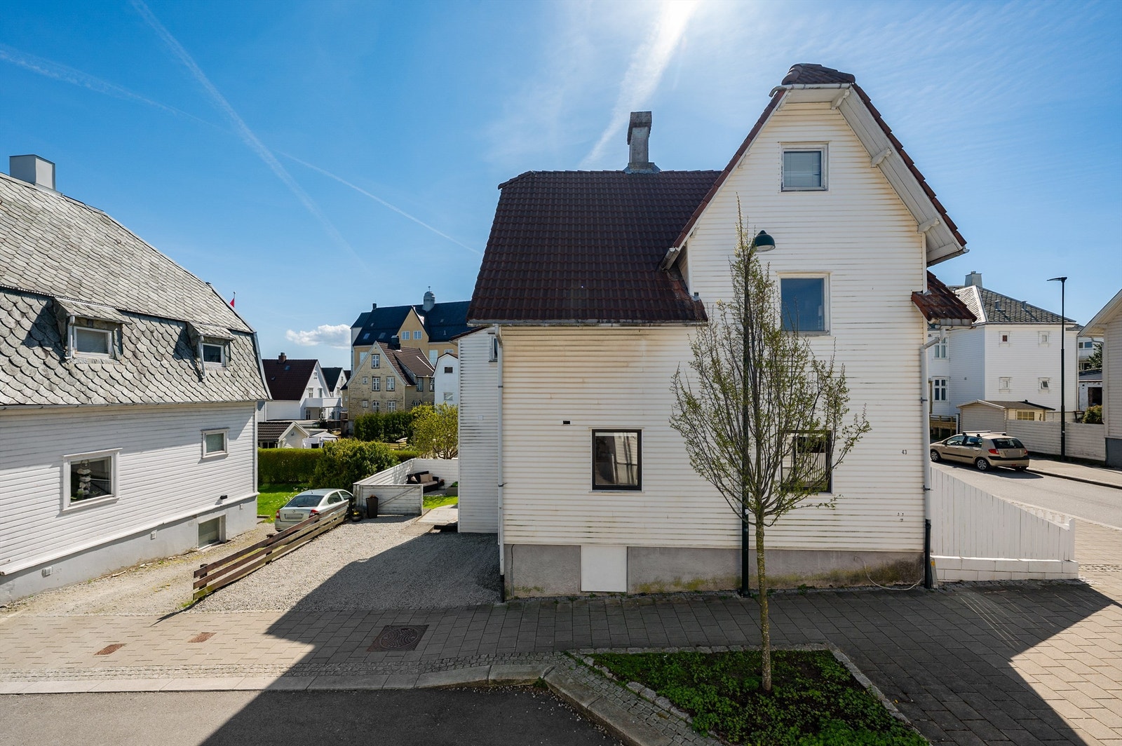 Det medfølger fast parkeringsplass på tomten. Galleribilde