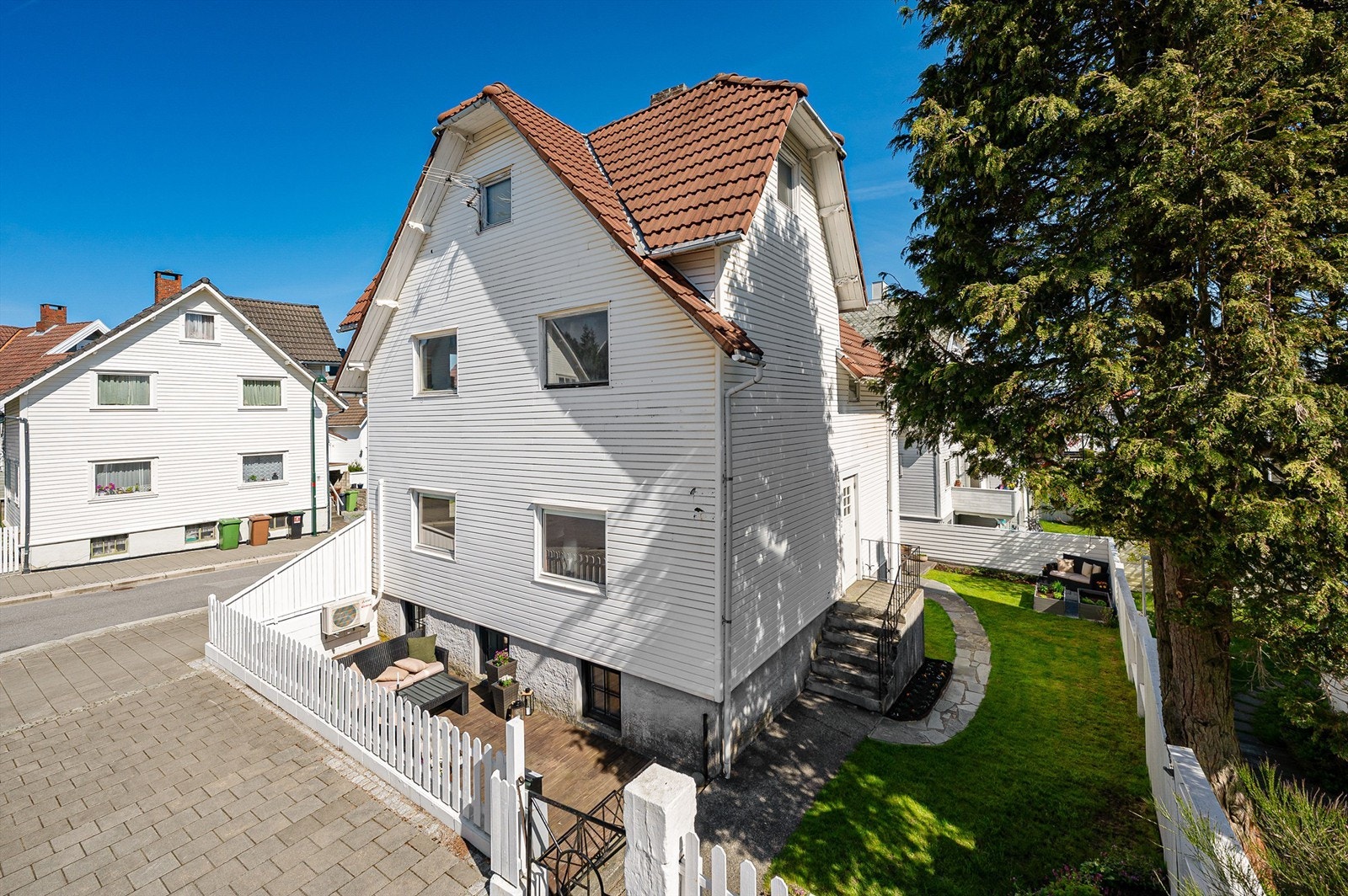 Boligen går over 1.etg og kjeller, hvorav selger har benyttet kjeller som soveplass med syrom og garderobe i den ene delen. Fin felles hage og egen terrasse til leiligheten. Galleribilde