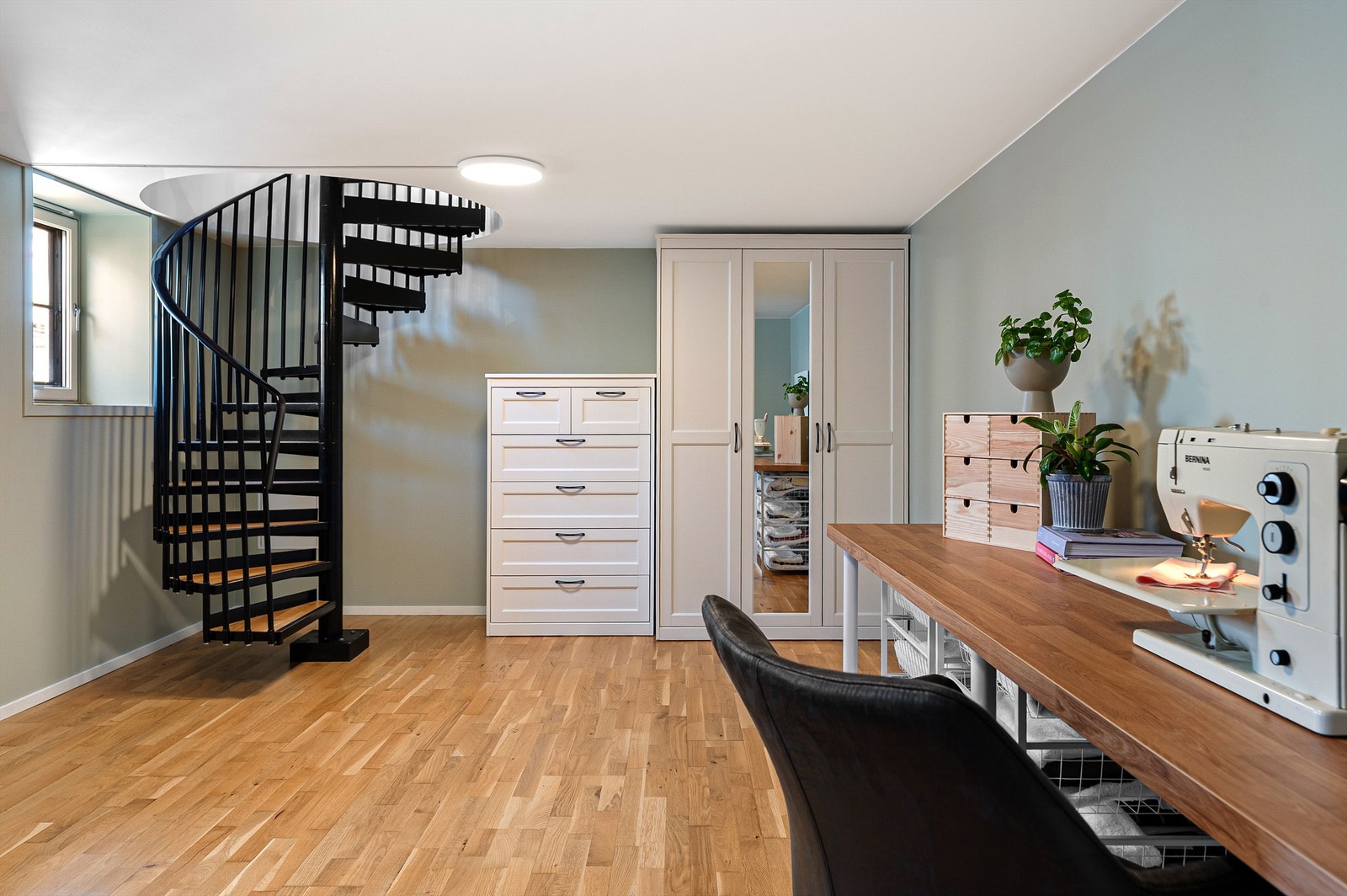 Kjelleren er innredet med soveplass/syrom/garderobe. Galleribilde