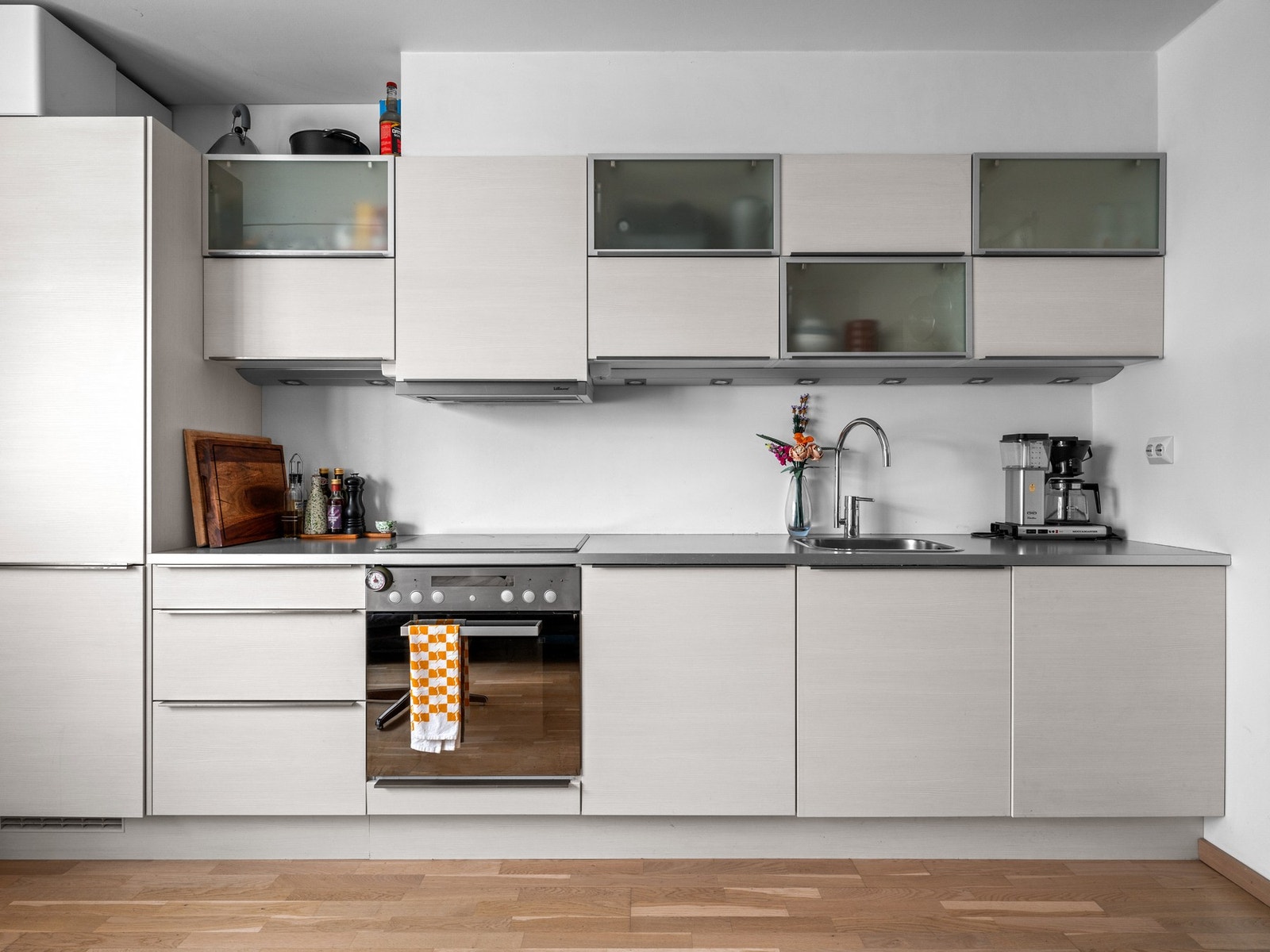 Godt med skapplass og lys under overskap Galleribilde