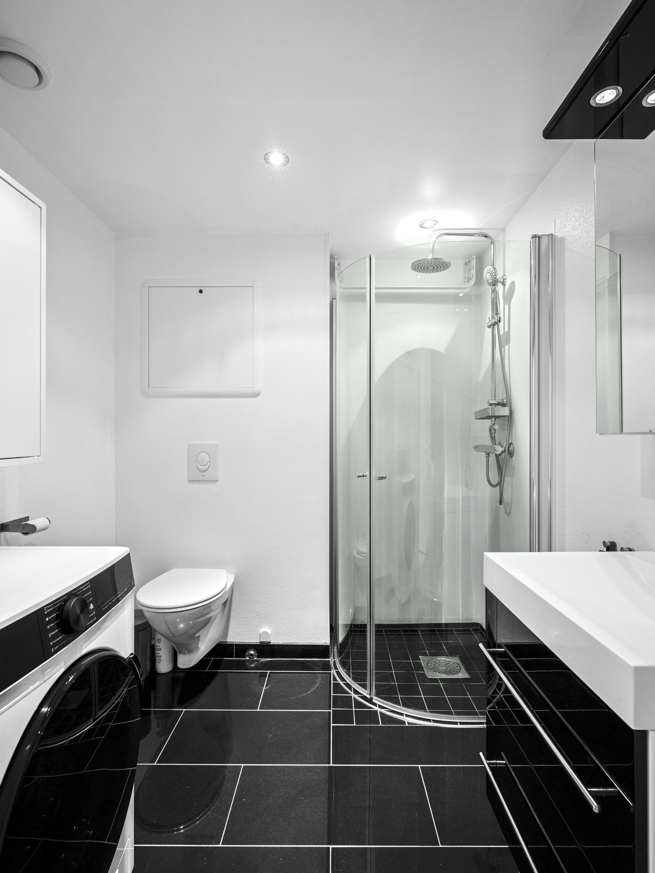 Lekkert bad med nyere fliser og innredning Galleribilde