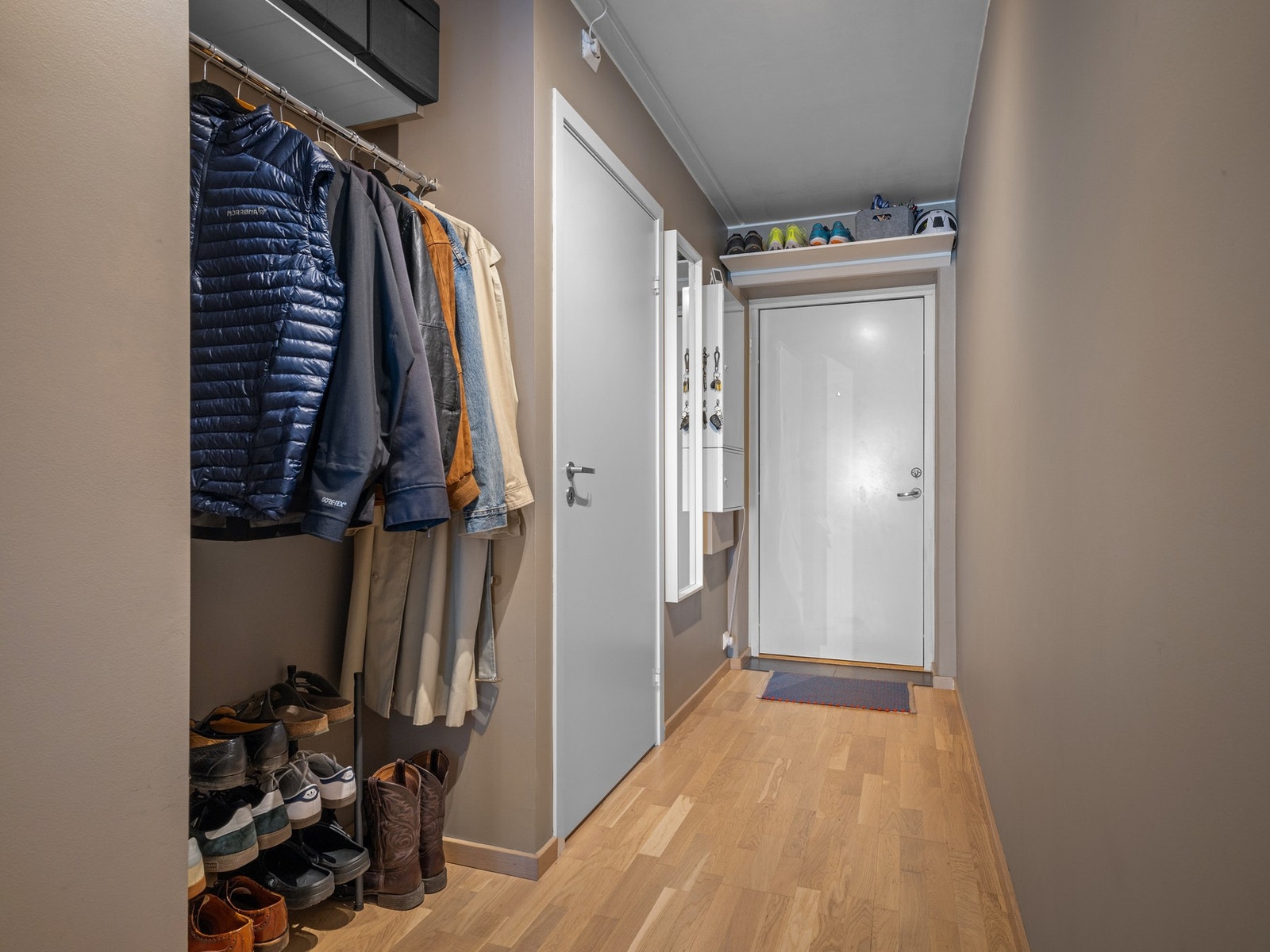 Smarte løsninger i gangen for oppbevaring av klær og sko Galleribilde