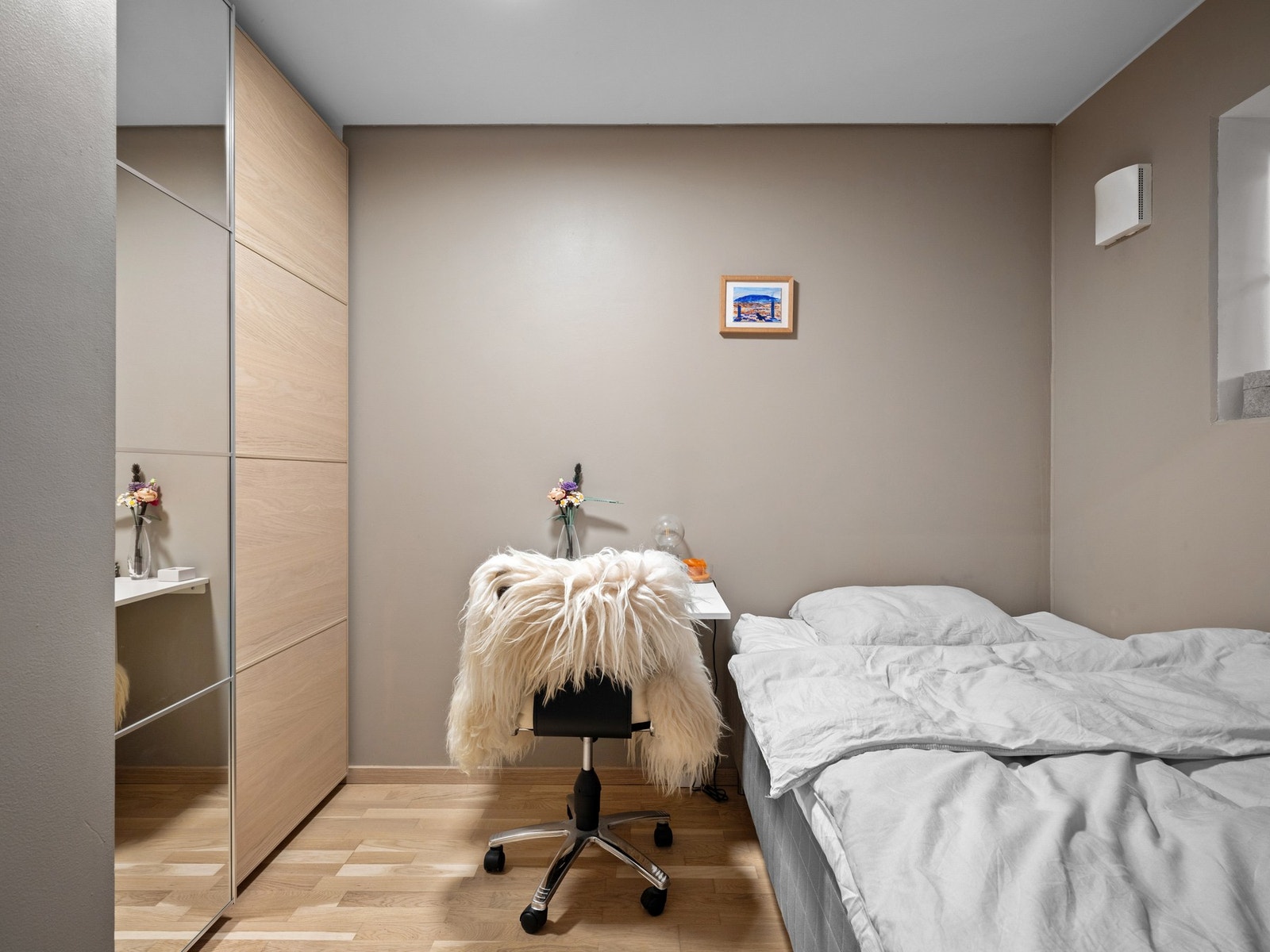 Soverom med skyvedørsgarderobe Galleribilde