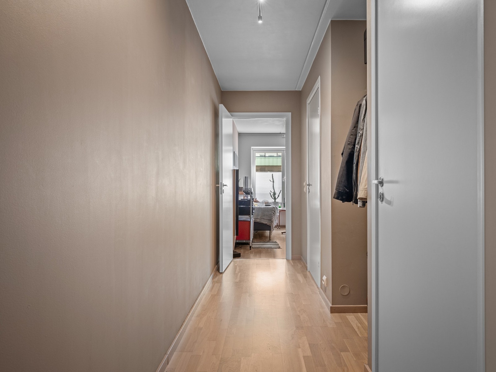 Leiligheten er malt i en moderne fargepalett Galleribilde