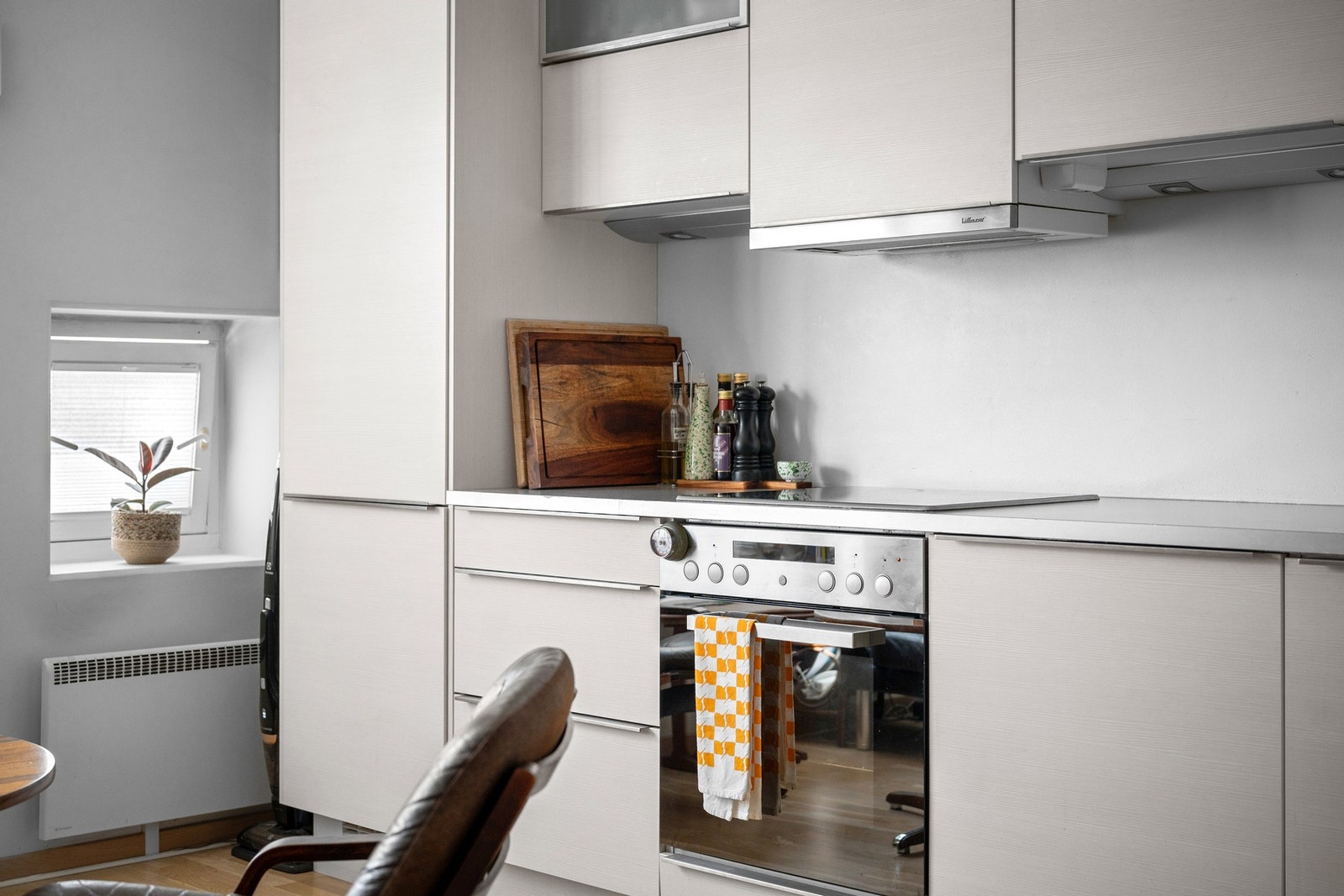 Pent kjøkken med integrerte hvitevarer Galleribilde